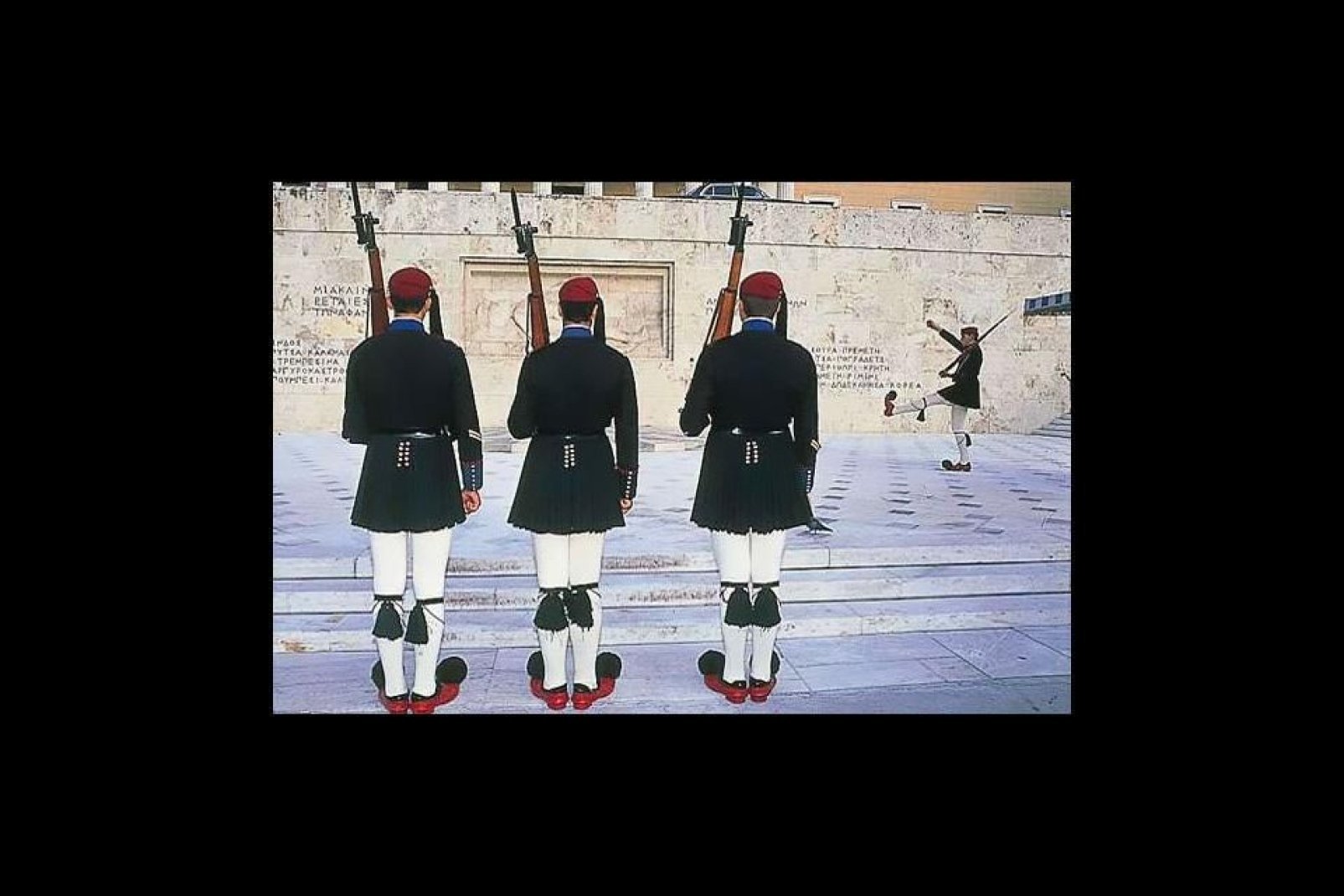 In Piazza Syntagma, ad Atene, gli Evzones sono di guardia di fronte al monumento del Milite Ignoto. Molti turisti si fermano ad osservare il caratteristico cambio della guardia
