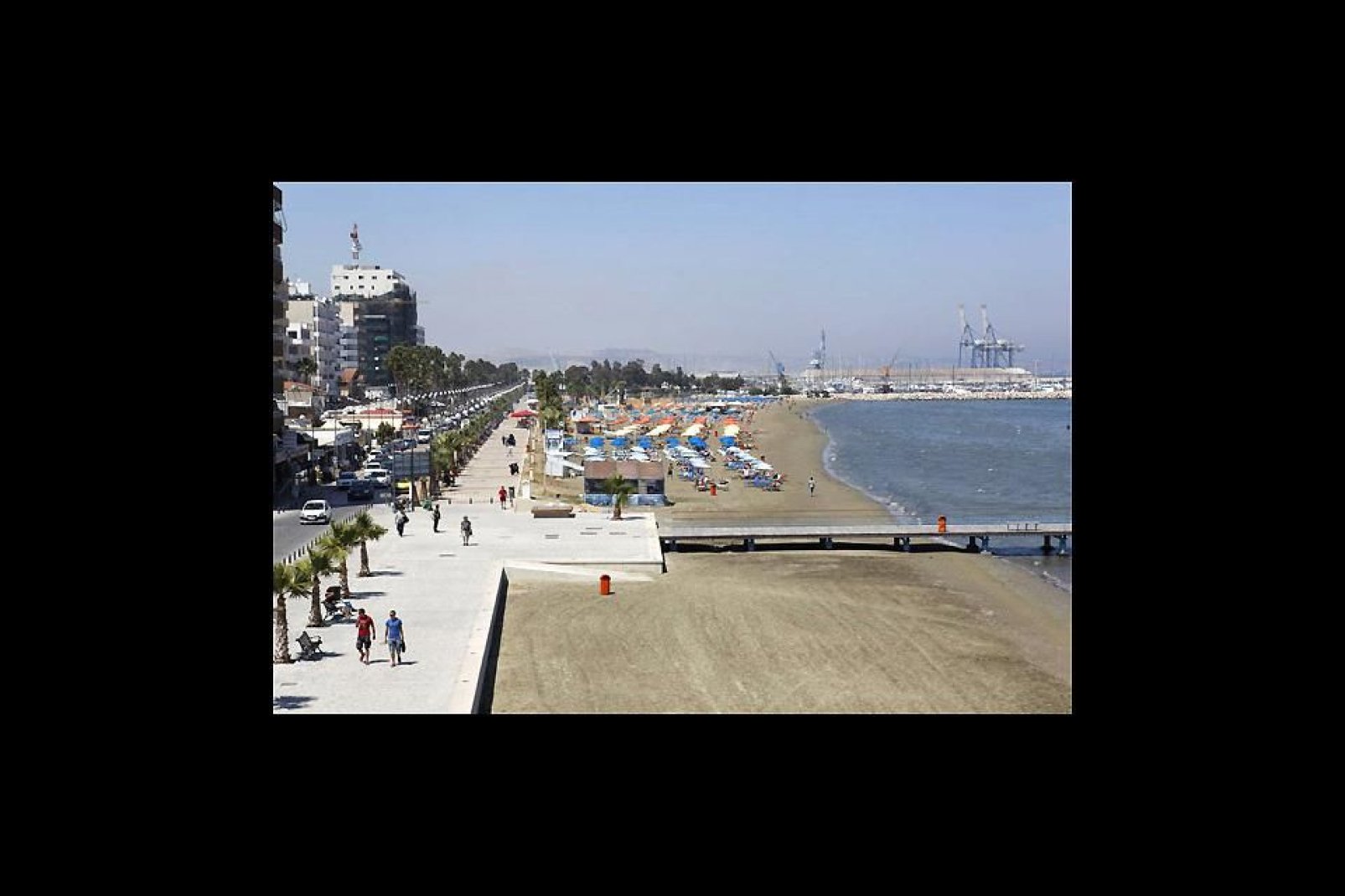 Il viale Athinon è al tempo stesso il centro e la principale passeggiata di Larnaca, molto frequentata dai turisti e dalla popolazione locale.
