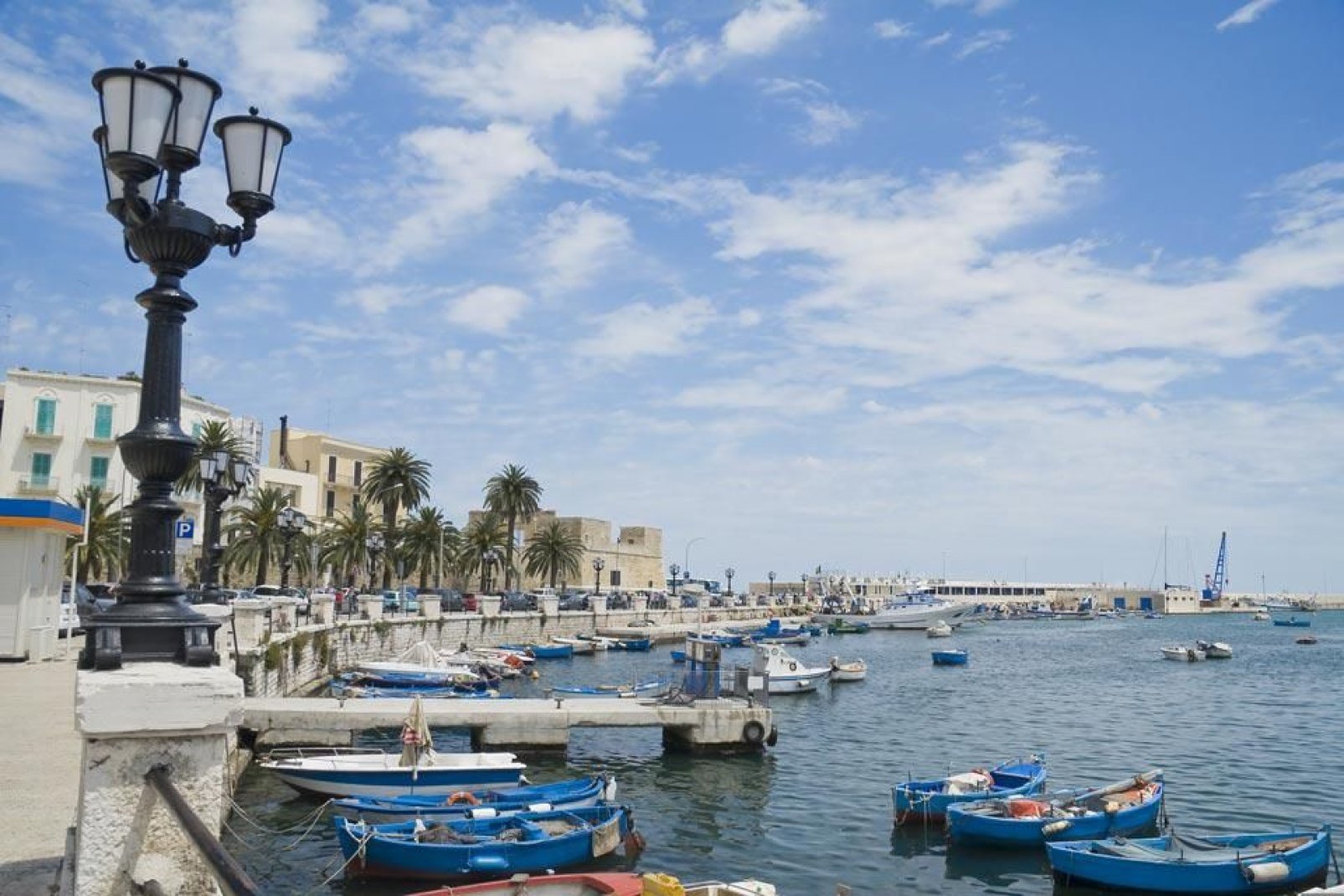 Centrale per la vita cittadina, il porto di Bari ha, per secoli, favorito la prosperità della città