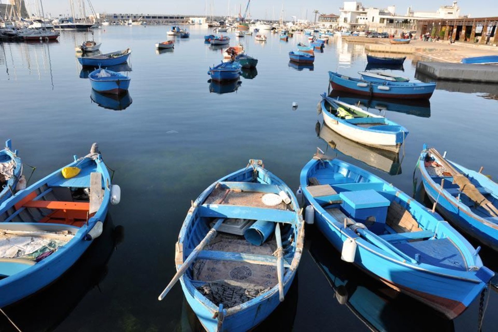 Il bacino del Porto di Bari, di circa 285 ettari, è attrezzato per diverse attività, tanto turistiche che commerciali