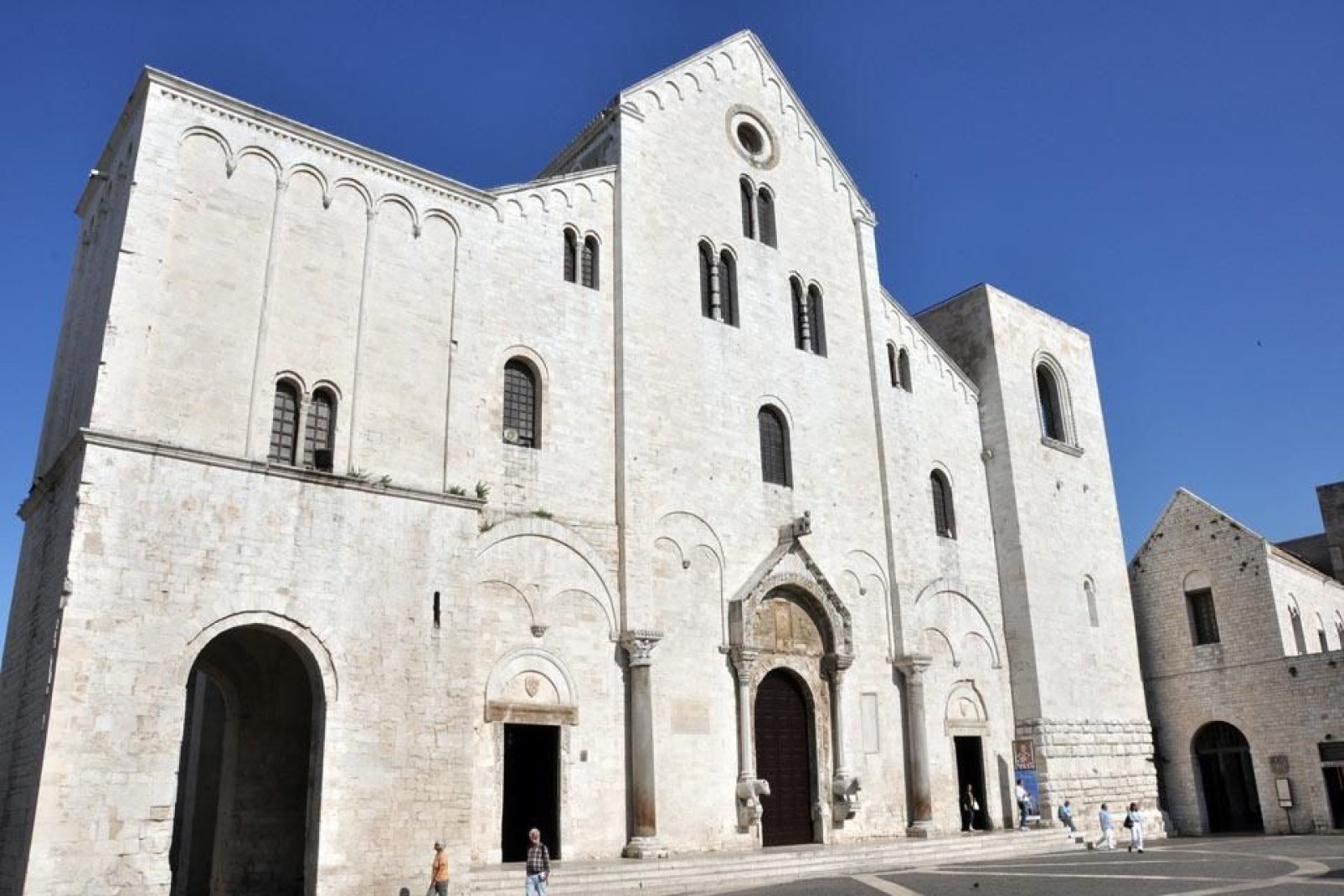 La Basílica, en pleno casco antiguo, se construyó en estilo románico entre 1089 y 1197 y acoge las reliquias de San Nicolás.