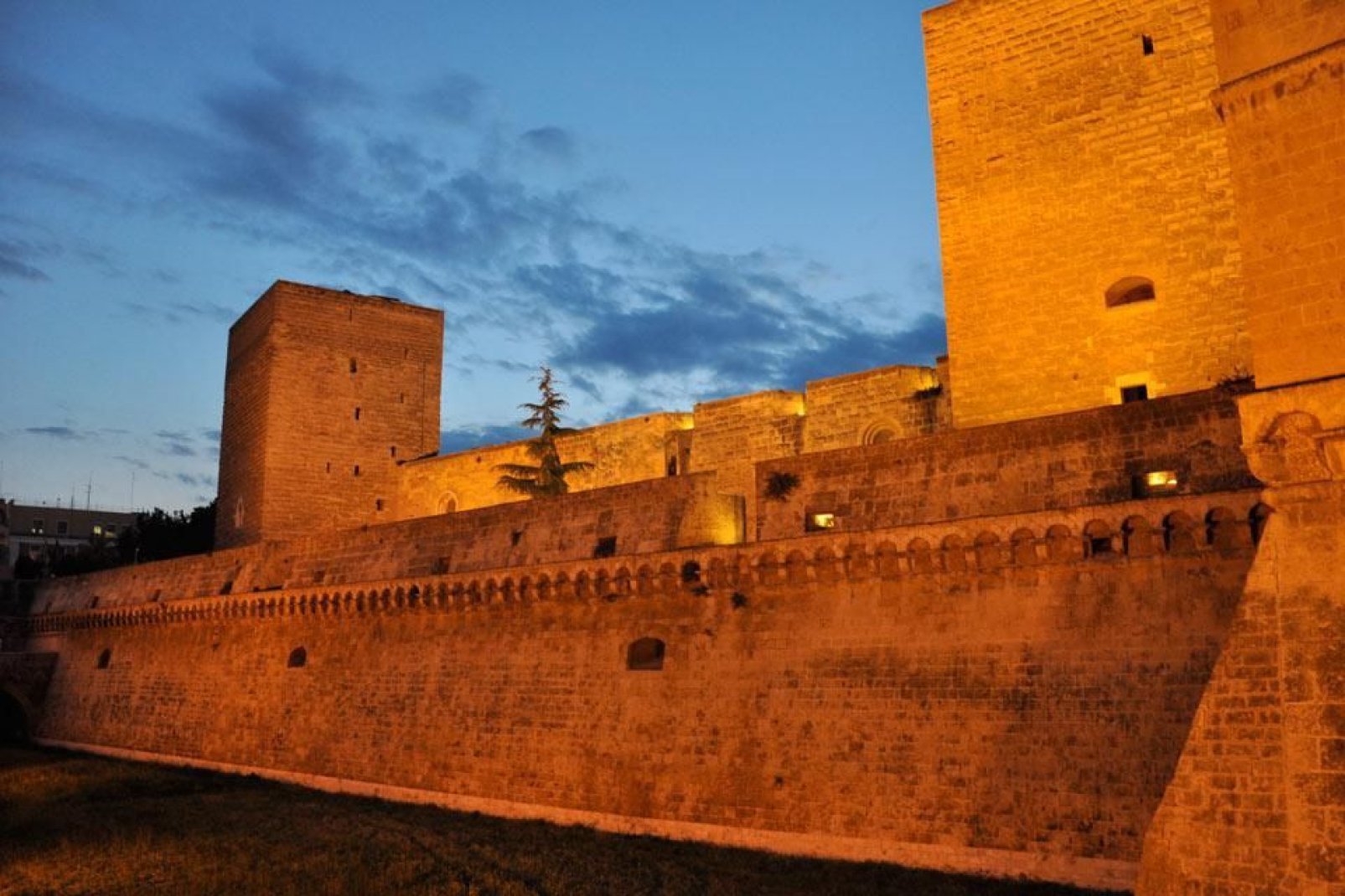 Un percorso suggestivo è quello che percorre le antiche mura della città pugliese