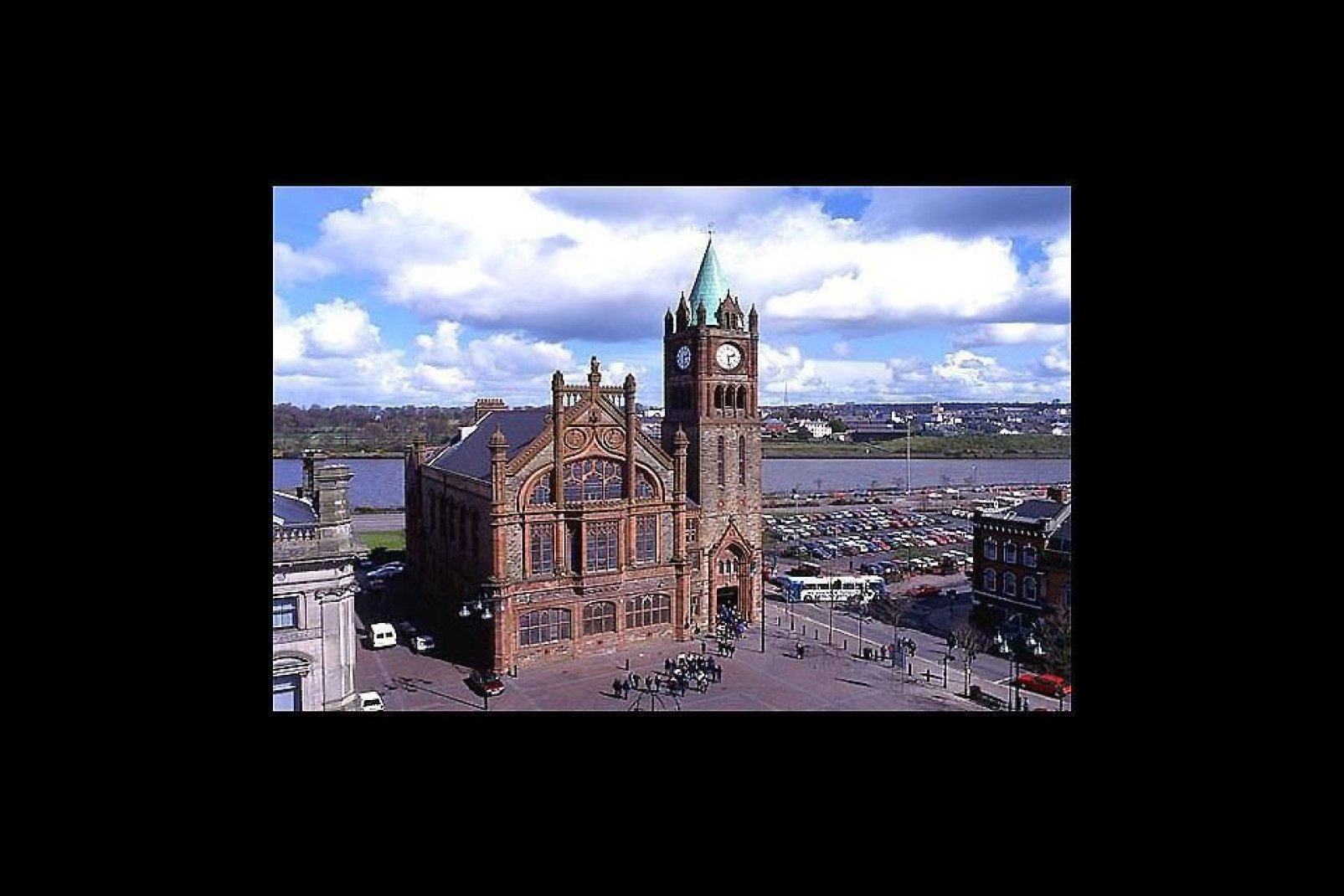 Derry, auch Londonderry genannt, die die zweitgrößte Stadt von Nordirland. Diese ehemalige Festungsstadt liegt am Westufer des Flusses Foyle, der von zwei Brücken überquert wird.