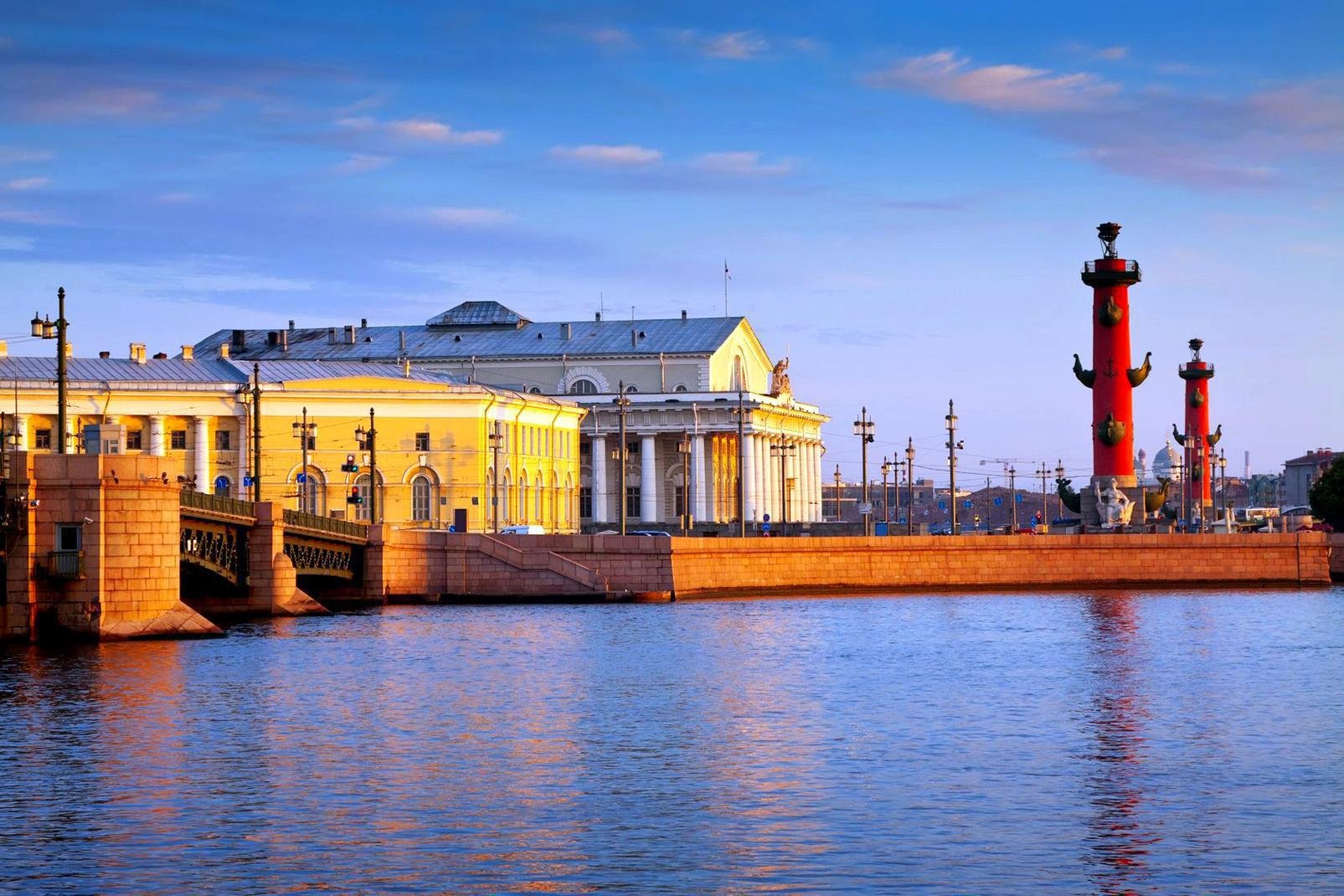 Saint-Pétersbourg est la capitale éternelle des tsars. L'ex-Léningrad émerveille le visiteur par son architecture exceptionnelle. Ville d'art bâtie sur les canaux de la Néva, la ville fondée par Pierre le Grand ravira les amateurs d'art. Bien sûr, la visite de l'Ermitage, l'un des plus prestigieux musées du monde, est incontournable. Si vous êtes découragé par la foule, reportez-vous sur les musées ...