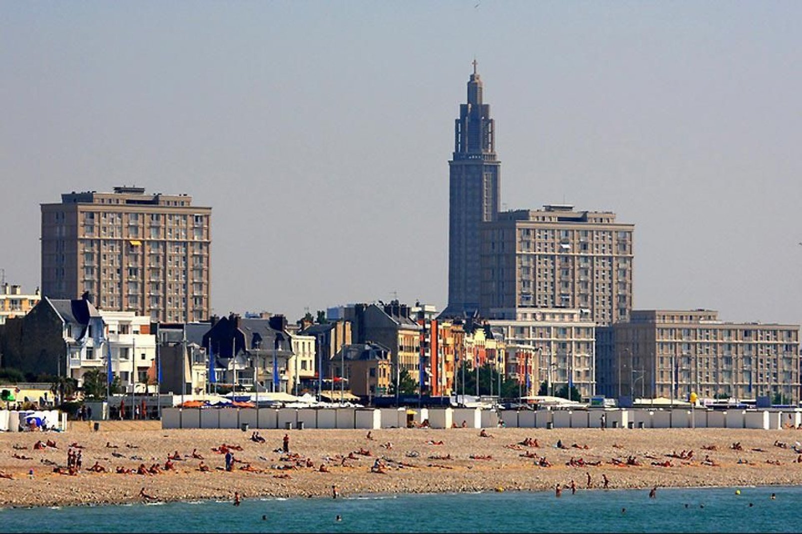 A 500 mètres du centre-ville, il est possible de profiter d'une plage de 2 kilomètres de long, constituée de galets et de sable.