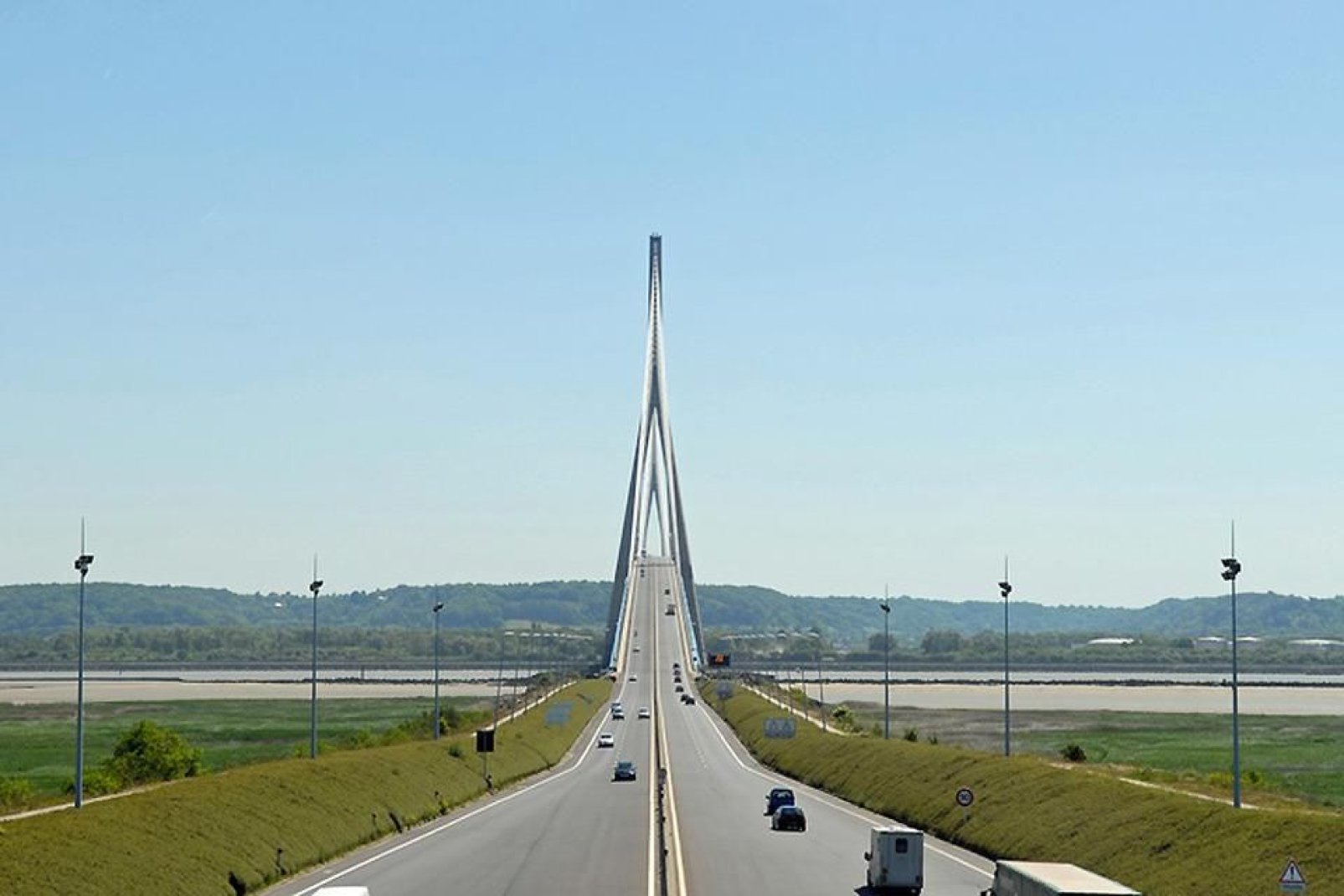 Sie ist 2,141 km lang und verbindet die Städte Le Havre und Honfleur im Departement Calvados. Tagtäglich überqueren mehr als 30.000 Fahrzeuge diese Brücke.