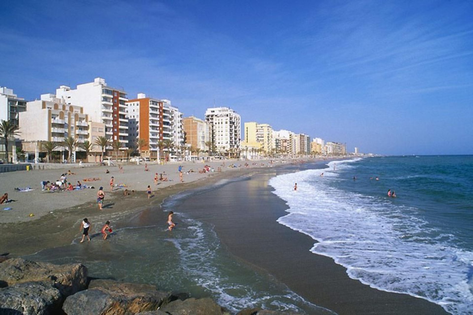Almería ist für schöne feinkörnige Sandstrände bekannt. Hier befindet sich ebenfalls der größte FKK-Strand Europas.