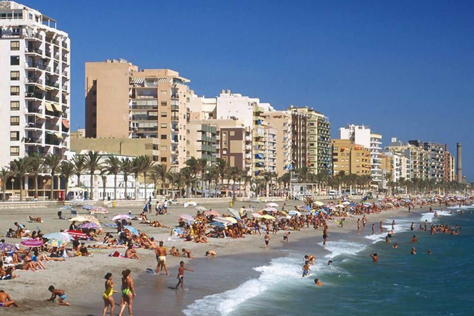 En Almería puedes practicar muchas actividades y deportes acuáticos como submarinismo, surf o kite surf.