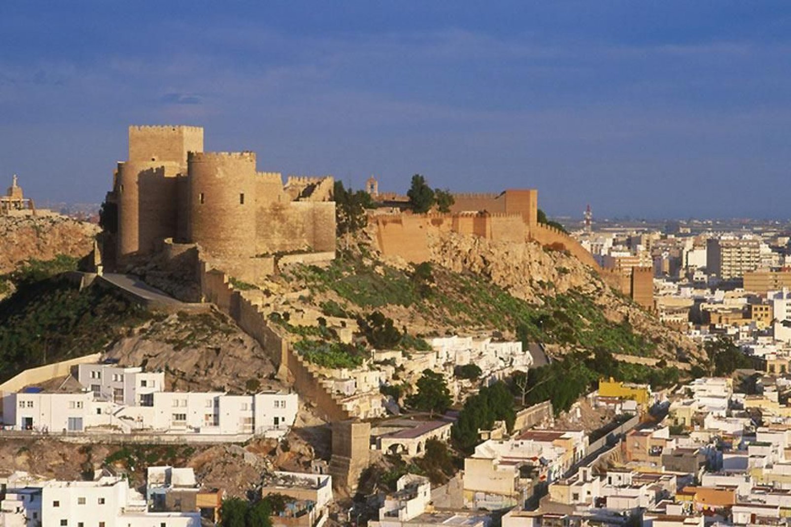 Diese Festung aus dem 13. Jahrhundert ist die größte von ganz Andalusien. Die eindrucksvollen Mauern und herrlichen Gärten sind besonders sehenswert.