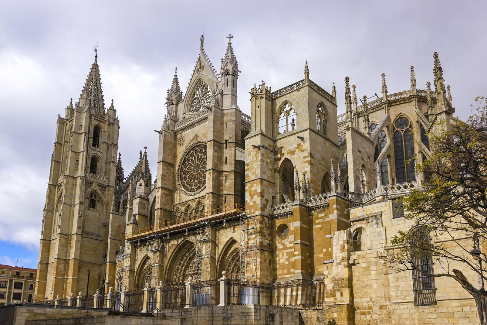 Millénaire, accueillante, calme et croisée des chemins de Saint-Jacques de Compostelle. La ville de León peut à juste titre s'enorgueillir d'un riche patrimoine médiéval et moderne, et surtout d'avoir un vitrail qui compte parmi les plus beaux du monde dans sa cathédrale, qui à son tour est l'un des meilleurs exemples de l'architecture gothique espagnole.Tant sereine que vivante, elle accueille avec ...
