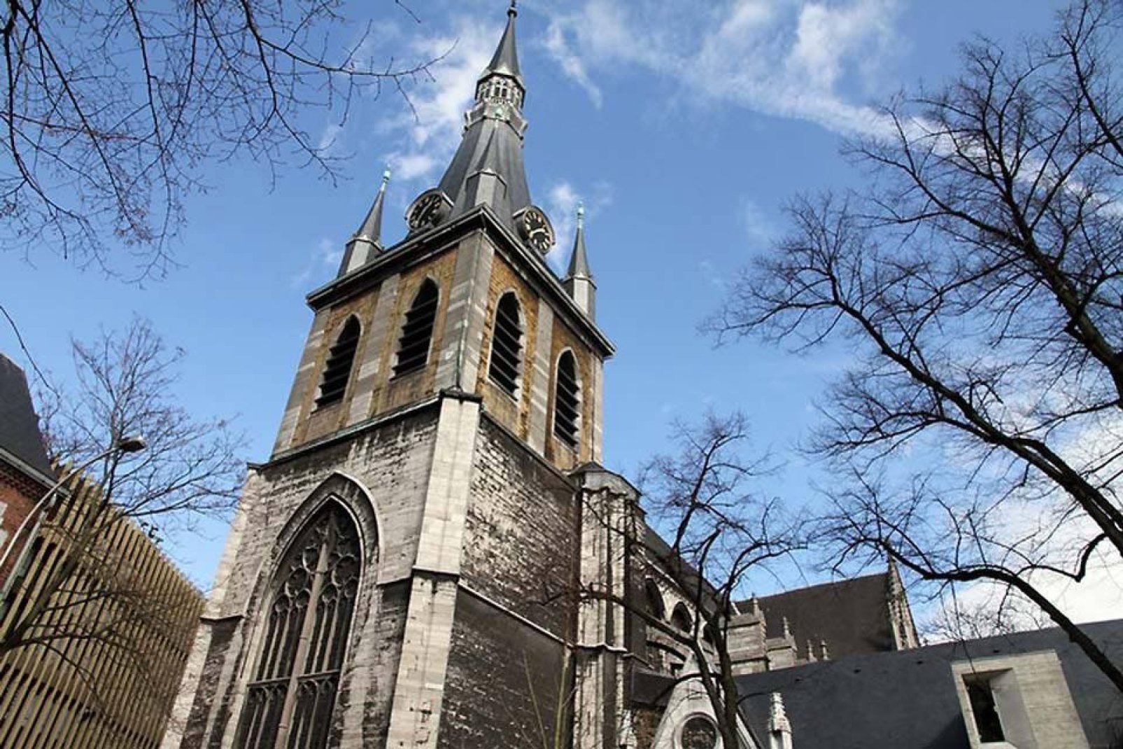 La cathédrale abrite le Trésor où l'on peut admirer des oeuvres d'art uniques qui racontent l'histoire de l'ancienne principauté de Liège.