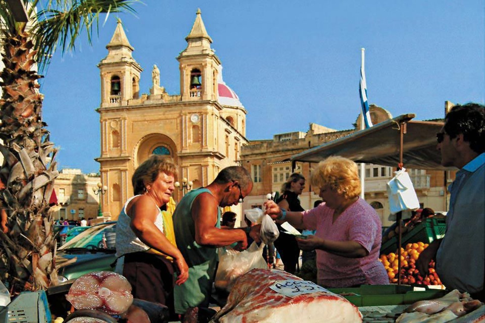 Marsaxlokk è famoso per i suoi mercati di pesce, tradizionali e caotici