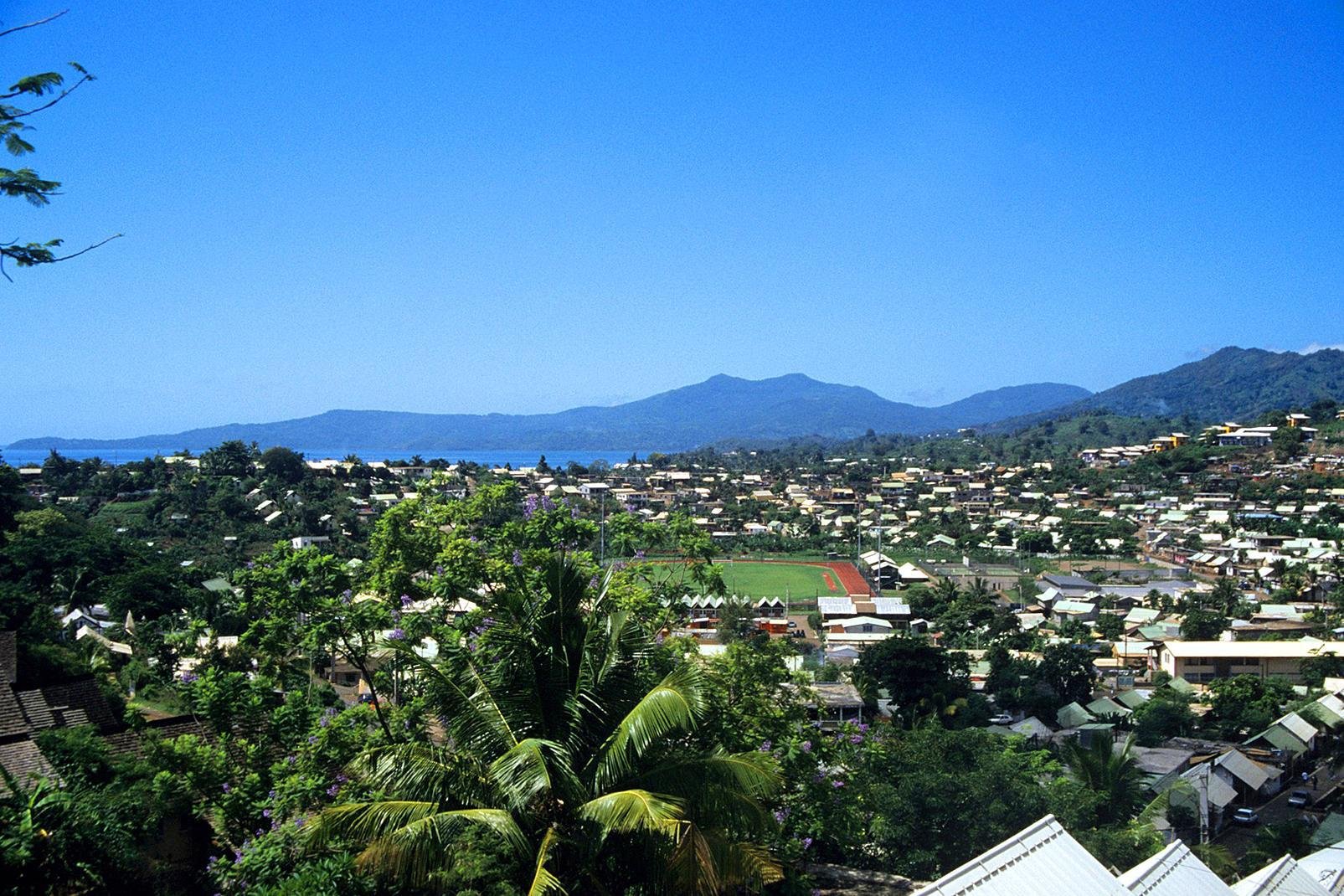 Mamoudzou liegt im Nordosten von Grande Terre und ist mit 31 000 Einwohnern die bei weitem grte Stadt von Mayotte. Besuchen Sie zuerst das Knstler viertel in der Nhe der Rue du Commerce. Hbsche kreolische Huser beherbergen Geschfte, die auf Korbwaren und Juwelierwaren spezialisiert sind. Halten Sie sich dann in Richtung des ehemaligen Gouverneurshauses, um die Aussicht auf die Lagune genieen ...