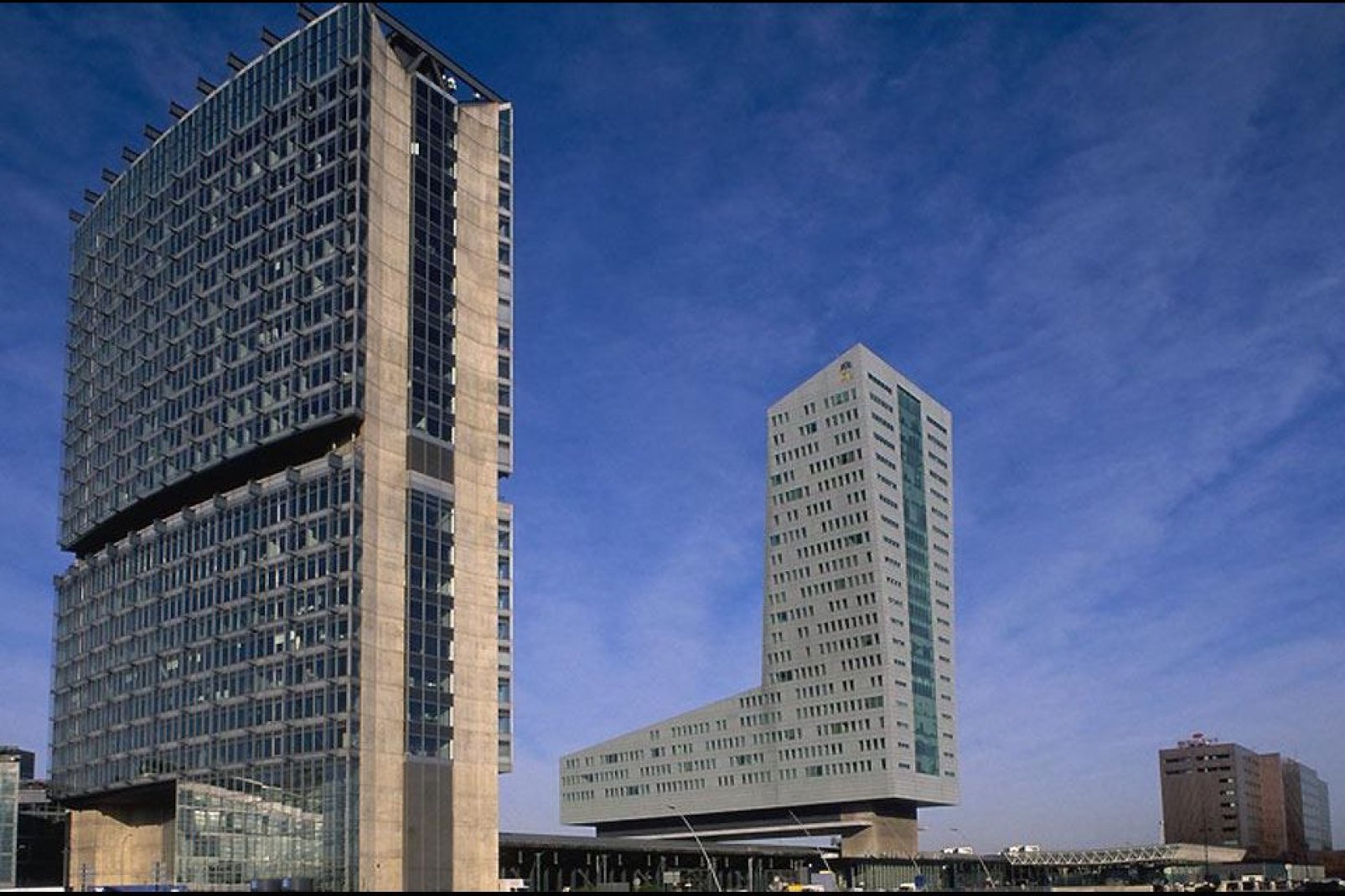 A Lille sono numerosi i progetti di ampliamento, come ad esempio il Grand Projet Urbain (grande progetto urbanistico) che prevede la costruzione di 3.400 nuovi alloggi