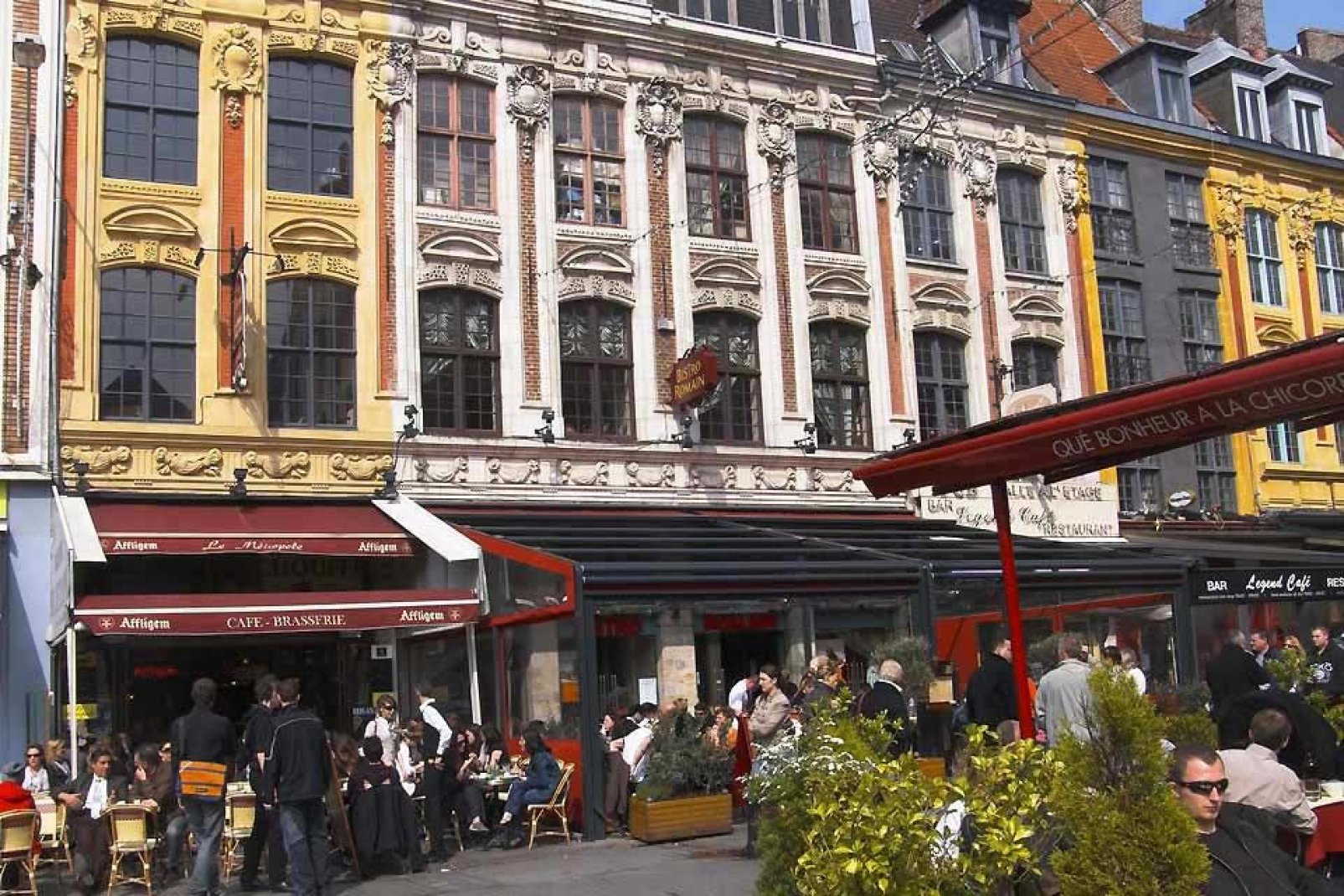 La metropoli di Lille censisce 230.000 abitanti per cui è molto animata.