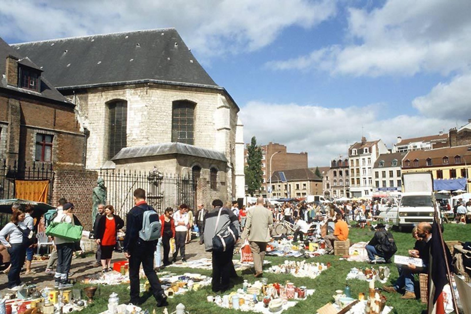 Alljährlich findet am ersten Septemberwochenende in den Straßen von Lille ein großer Trödelmarkt statt. Dieser zählt zu den weltweit größten seiner Art und zieht jährlich mehrere Millionen Besucher an!