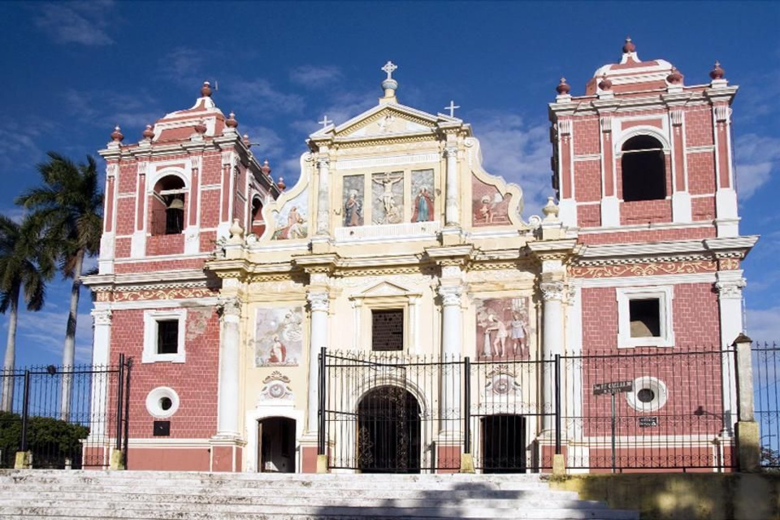 Diese Kirche aus dem Jahre 1810 ist für ihre Skulpturen und die Fassade in einer Mischung aus spanischem und französischem Kolonialstil bekannt.