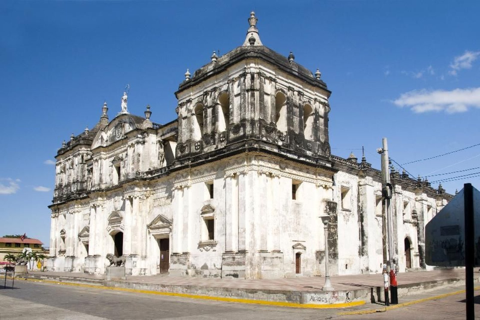 In der Kathedrale befindet sich die letzte Ruhestätte zahlreicher berühmter Persönlichkeiten, wie z.B. Ruben Dario, der berühmte nicaraguanische Dichter.