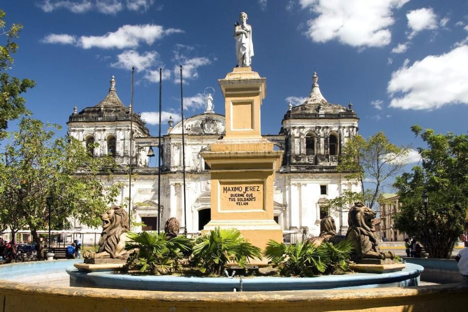 Die Kathedrale San Pedro ist ein neoklassisches Gebäude aus dem Jahre 1706 und befindet sich auf einem kleinen Platz, der von Häusern im Kolonialstil gesäumt ist.