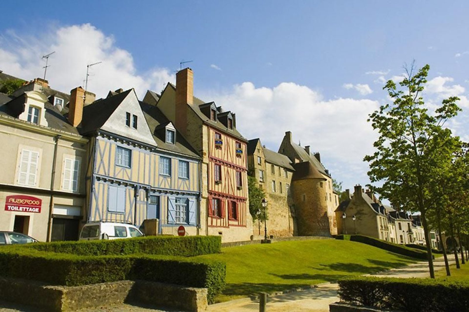 With nearly 150,000 inhabitants, Le Mans is the prefecture of the department of Sarthe.