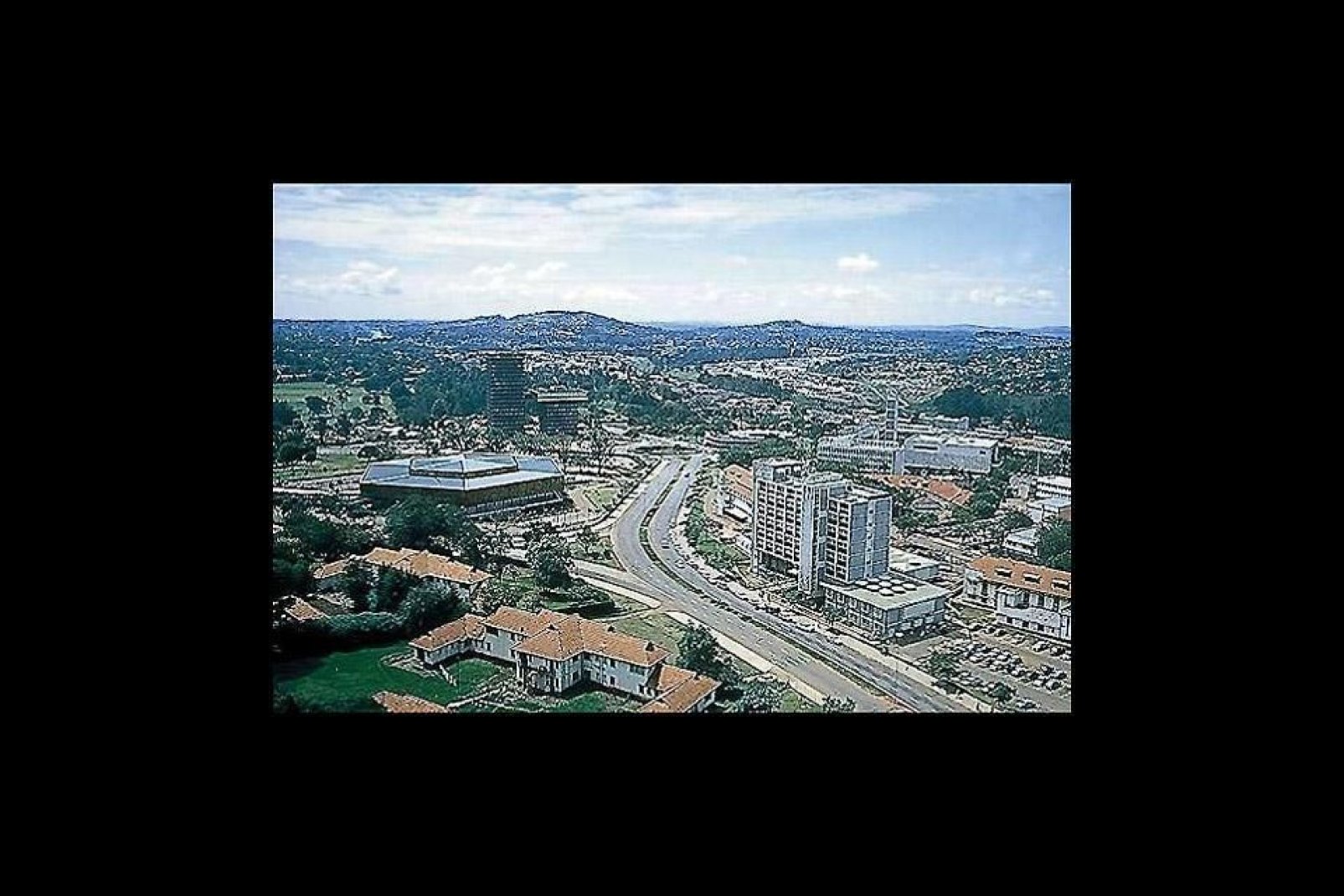 Kampala ist eine moderne Stadt mit besonders gutem Verkehrsanschluss. Im Gegensatz zu einigen anderen afrikanischen Hauptstdten kann man diese Stadt bedenkenlos besichtigen!