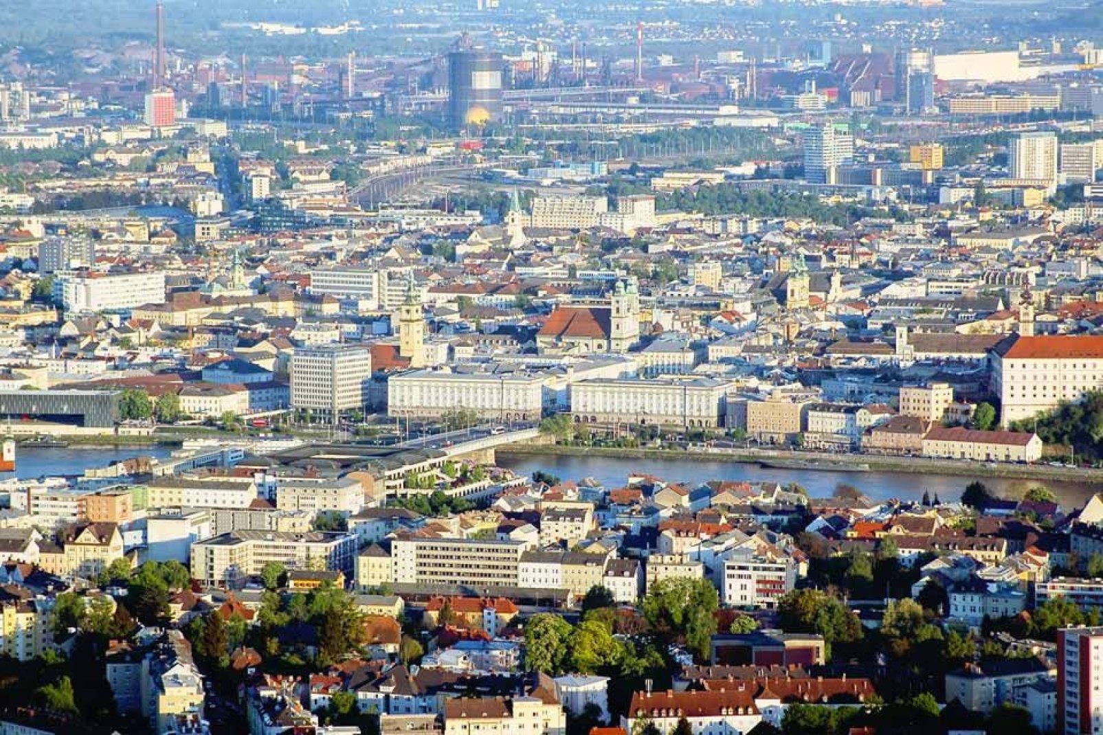 Die Donau ist eine wichtige Handelsachse und liegt der Entwicklung der oberösterreichischen Hauptstadt zugrunde.
