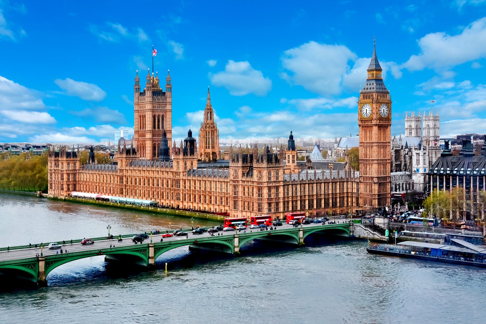 Le pont de Westminster conduit au palais de Westminster et à l'abbaye de Westminster, acollée juste derrière. Le palais de Westminster renferme lles Chambres du Parlement où siège le parlement britannique. Ce lieu,où domine Big Ben, est donc emblématique à plus d'un égard.