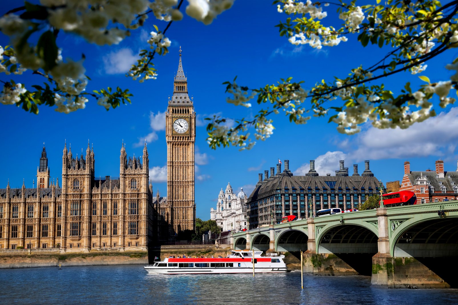 Capitale au rayonnement mondial de par sa place financière et son aura culturel, Londres est la plus grande ville du Royaume-Uni. Son parlement, situé dans le palais de Westminster, emblémisée par la tour Elisabeth et son clocher nommé Big Ben, longe la Tamise.