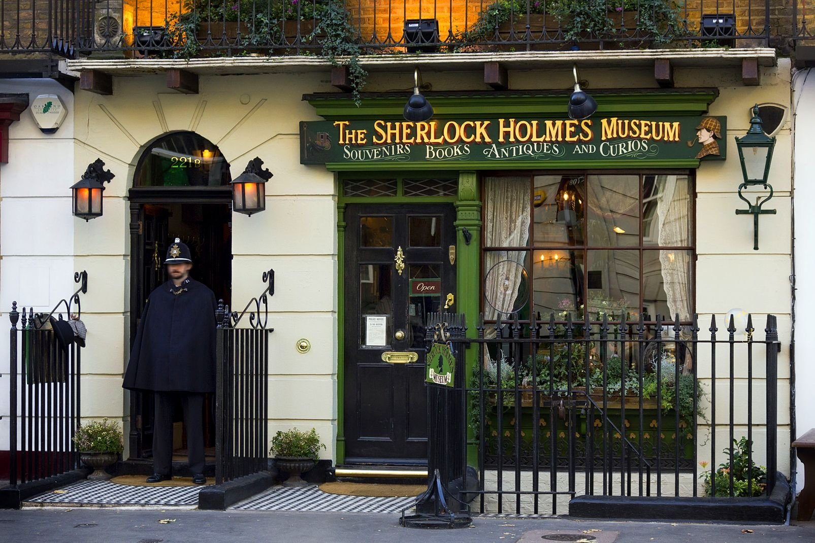 A Londres, Sherlock Holmes est une institution. Cela tient probablement au fait qu'à l'époque de son apparition dans la littérature anglaise, fin XIXème siècle, ce personnage doté de capacités hors du commun qui font de lui un génie, apparut comme une invention extraordinaire. Son univers unique a son musée situé au 221 Baker Street, à l'adresse même où le personnage habite dans les romans et nouvelles.