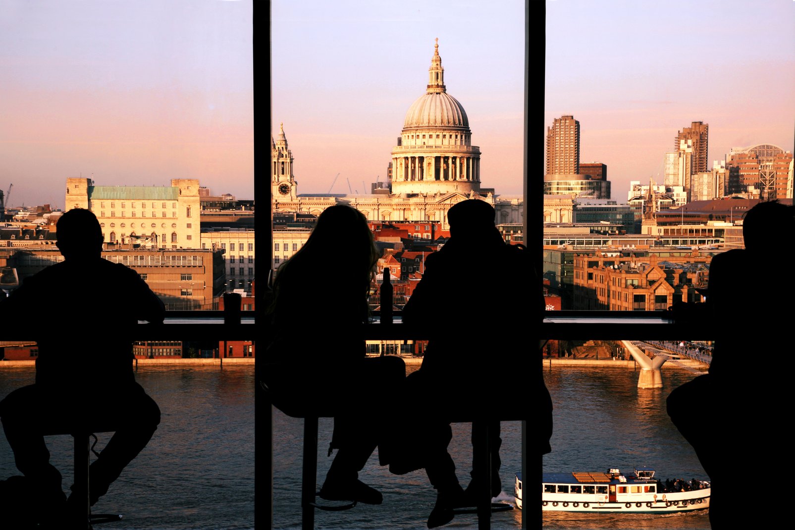 La verrière du Tate Modern permet aux visiteurs d'admirer la catrhédrale Saint-Paul et le pont  du Millenium (Millennium Bridge) enjambant la Tamise.