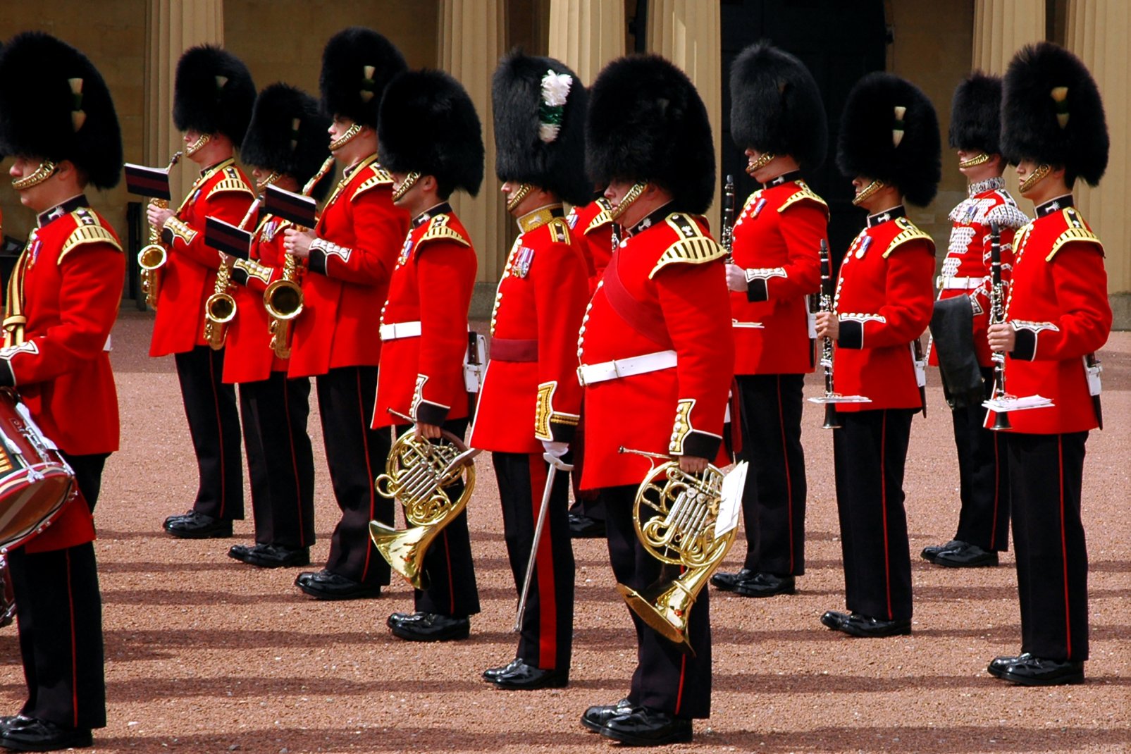 A cette occasion, la nouvelle garde remplace la  garde du Palais Saint-James et du palais de Buckingham. Toujours en fanfare et dans une chorégraphie impeccable. La garde royale se compose de 5 régiments portant des uniformes très proches. 