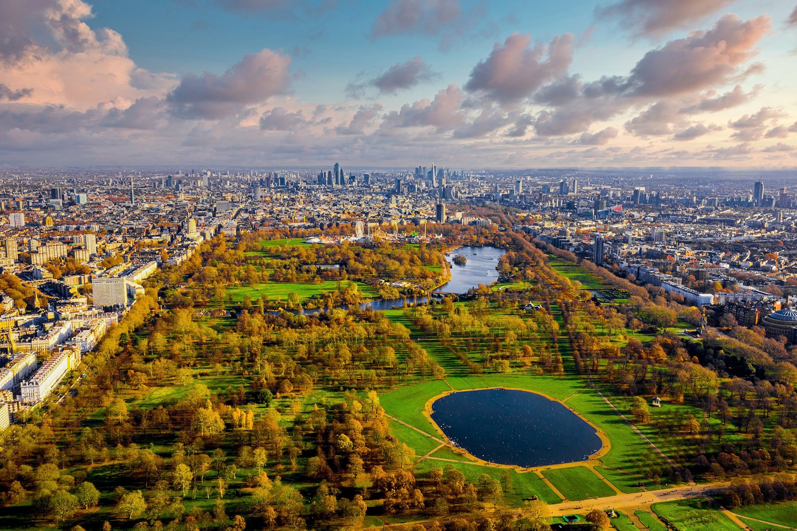 Plus grand parc de Londres, les 140 hectares de Hyde Park en sont en quelque sorte le poumon. Kensington Gardens est dans son prolongement, séparé par la rivière Serpentine.