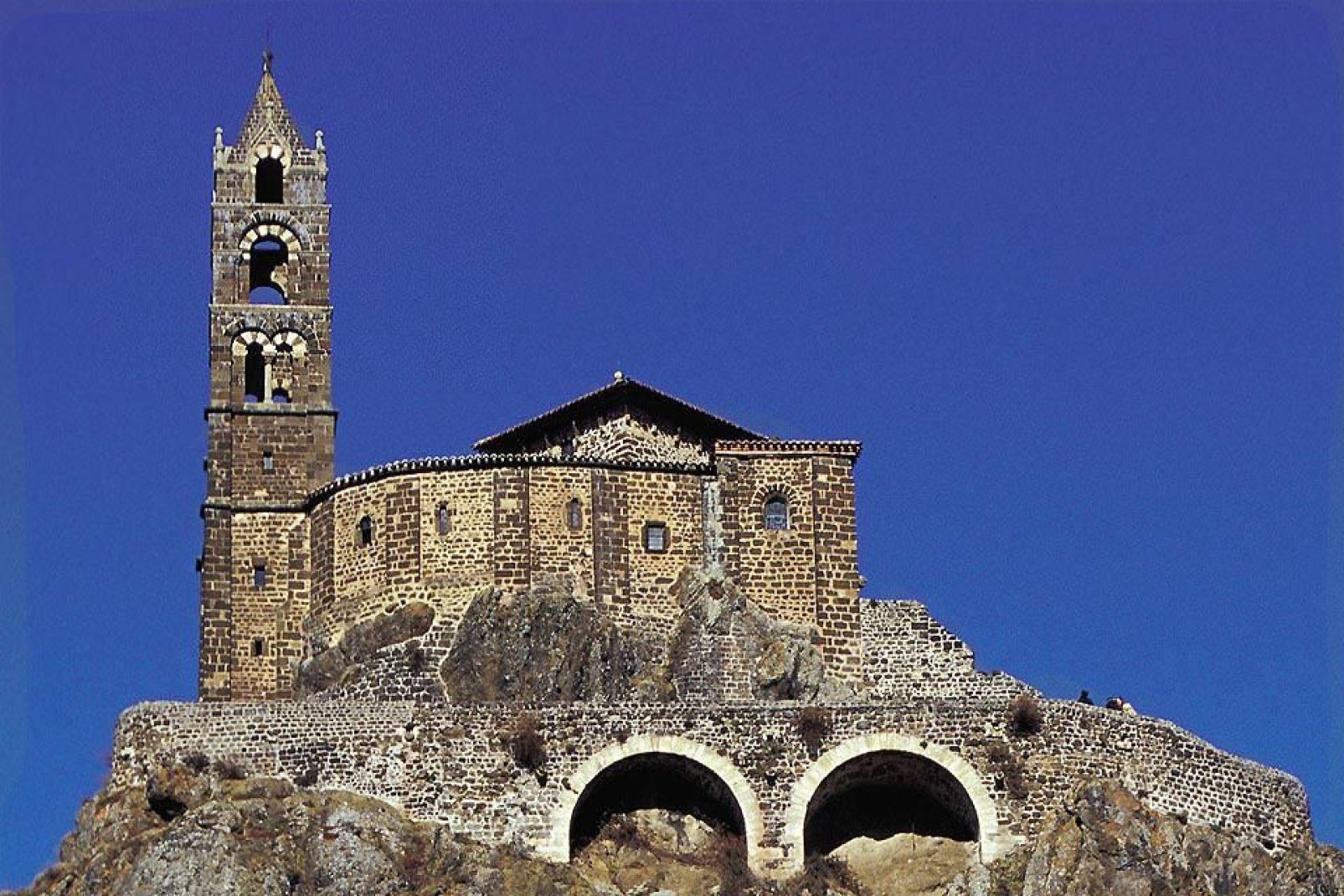 Diese romanische Kapelle steht am Rande eines Vulkankraters und ist einer der Pflichtpunkte einer Stadtbesichtigung.