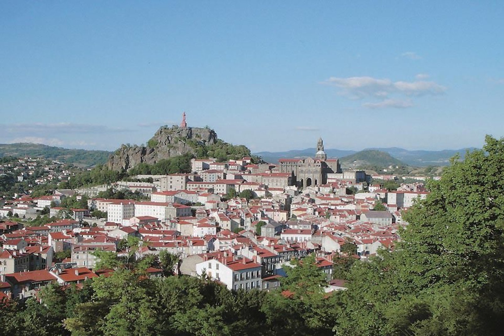 Noch heute dient die Stadt als Ausgangspunkt für zahlreiche Pilgerfahrten nach Santiago de Compostela.