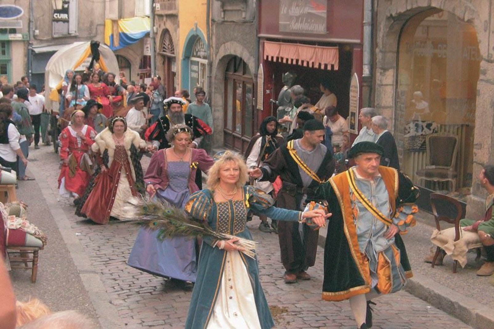 In September, the town organises a large Renaissance festival. It is the perfect occasion to discover the costumes from that period and take part in historical reenactments.