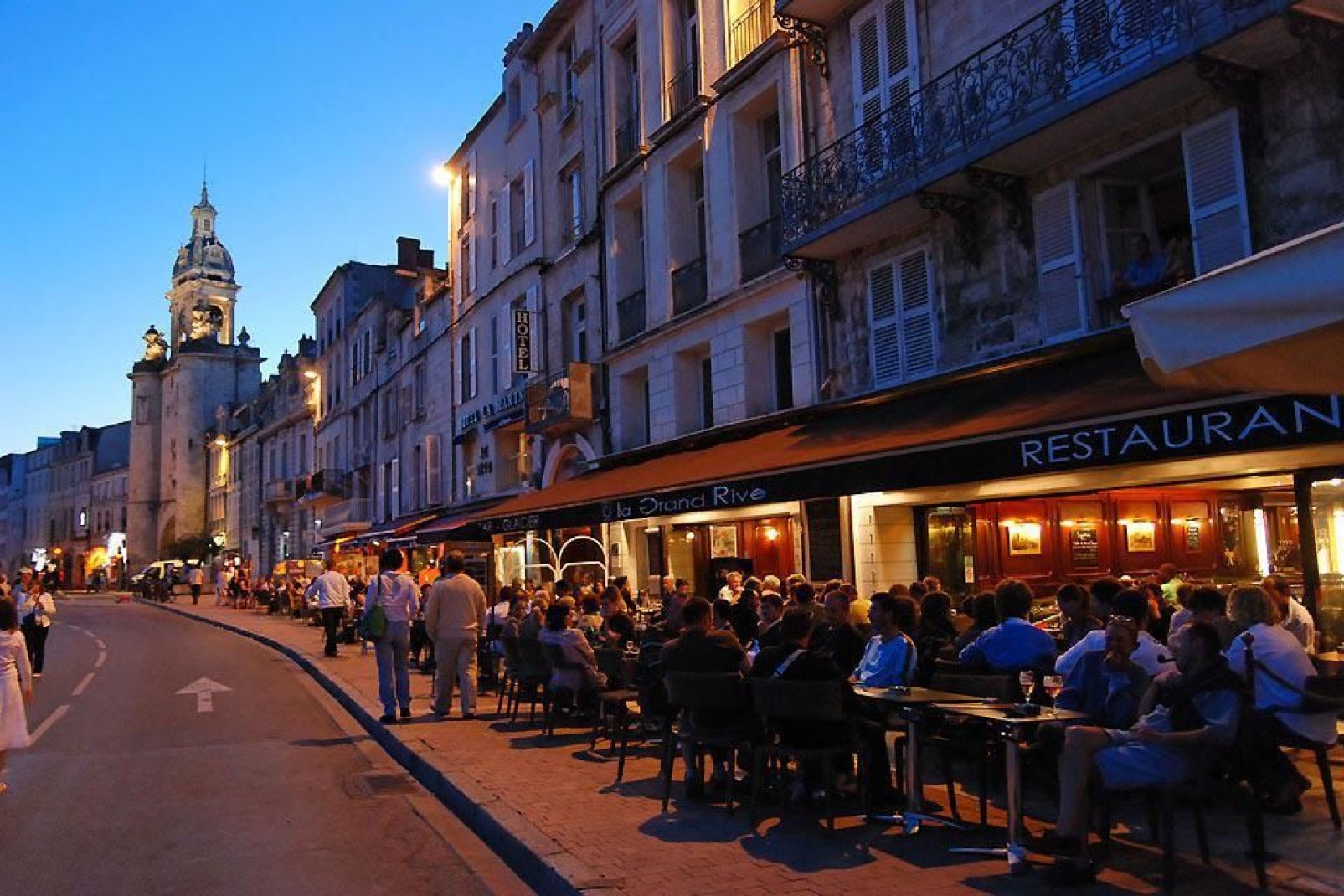 En été, les touristes envahissent les terrasses des restaurants.