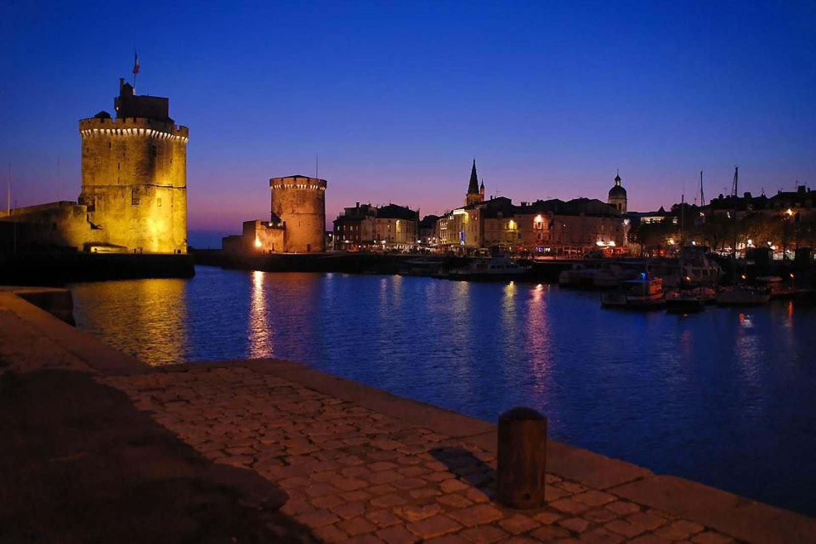 On peut accéder aux terrasses des tours de la Chaîne, de la lanterne et Saint-Nicolas pour contempler la ville.