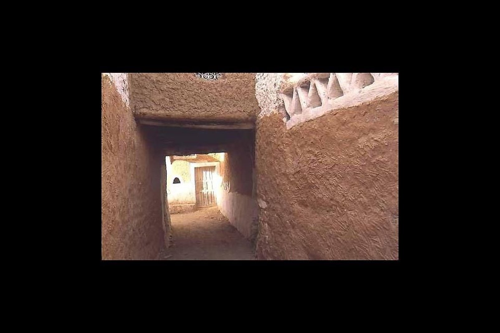 El centro fortificado de la ciudad de Gadamés, cerca de la frontera con Túnez, fue declarado Patrimonio Mundial de la Humanidad por la Unesco.