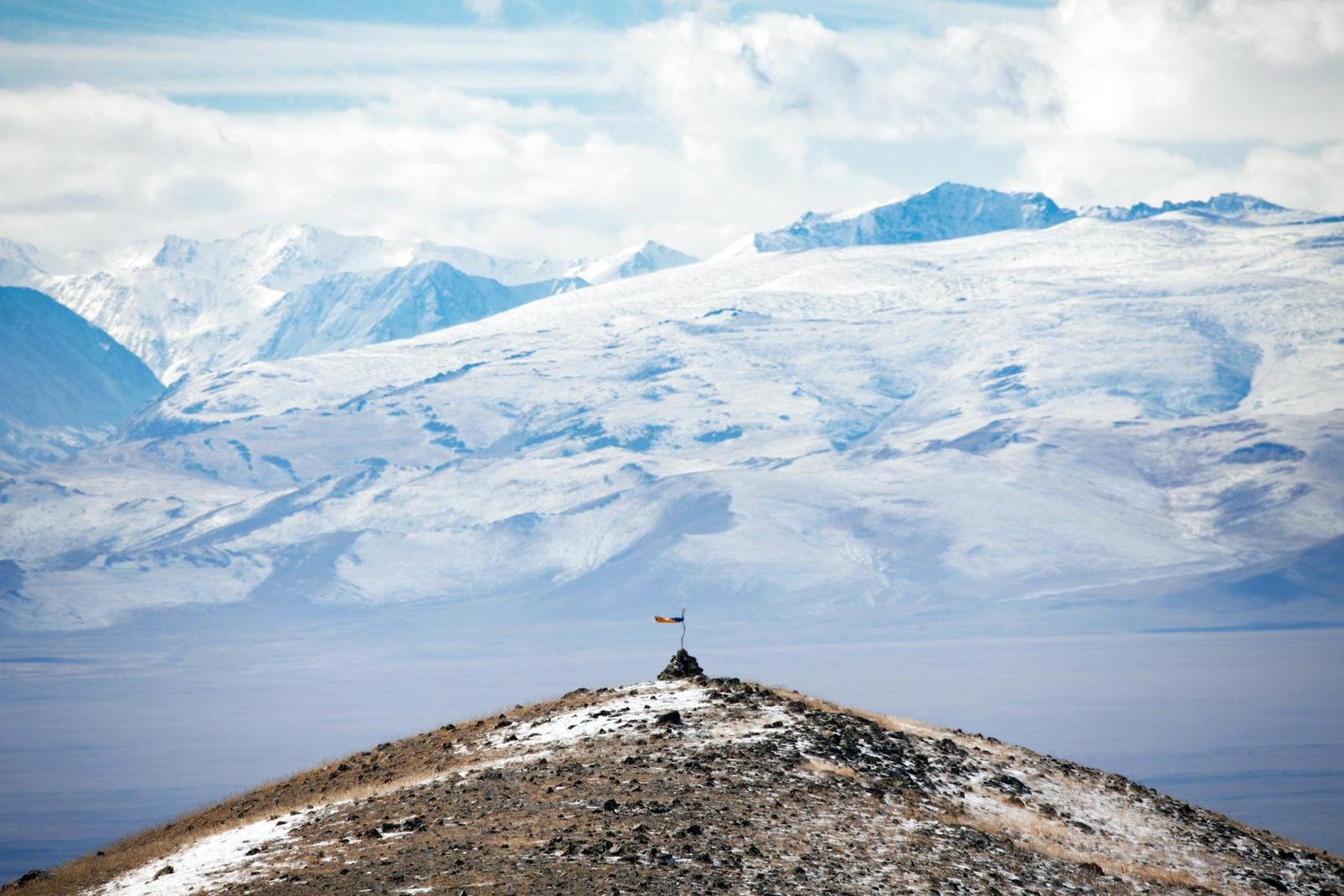 Mehr als tausend Kilometer sdwestlich von Ulan Bator stellt Altai einen interessanten Zwischenstopp dar, bevor man sich auf den Weg in die Wste Gobi macht. Es ist auch mglich, hier Proviant aufzunehmen. Die Stadt wird durch den Khadagt Khairkhan Uul berragt, der eine Hhe von 3 579 Meter hat. Bei einem Besuch werden Sie das Dashpeljeelen Khiid kennenlernen, ein kleines, 1990 erbautes Kloster, ...