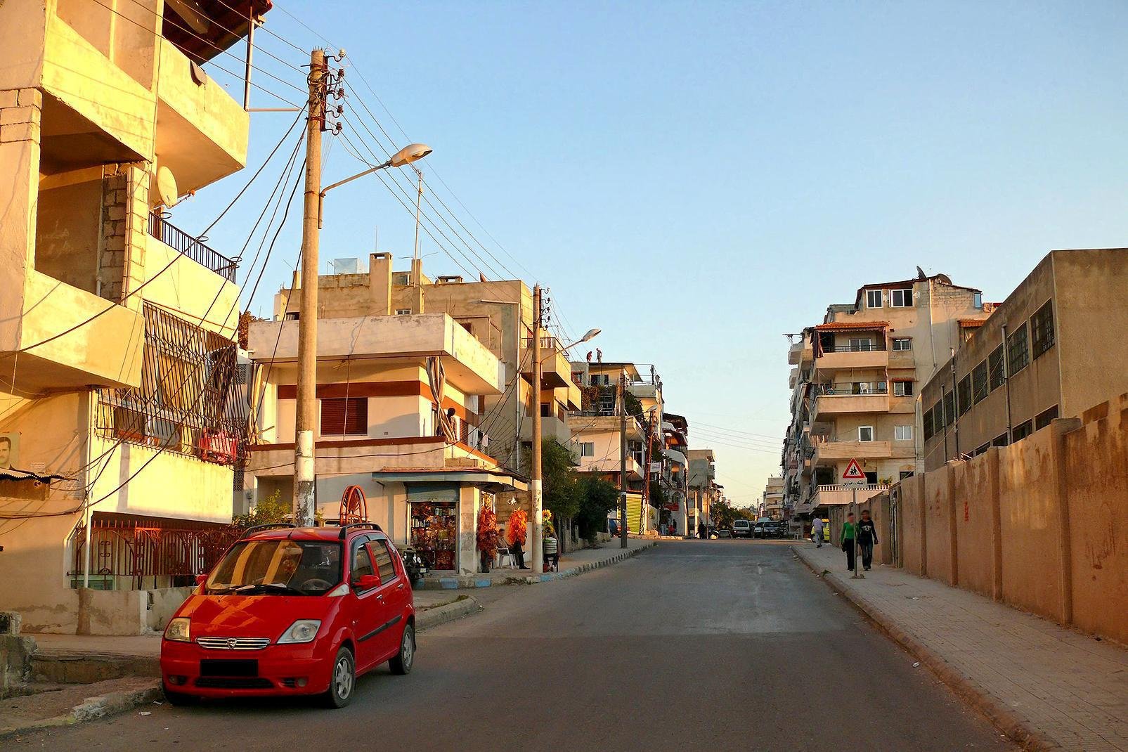 Latakia, die drittgrte Stadt Syriens, ist dank ihres florierenden Hafens eine weltoffene Stadt mit westlichem Ambiente. Der gesamte Handelsverkehr des Landes wird ber diese Stadt abgewickelt. Durch den intensiven Kontakt mit der Auenwelt, den hohen Anteil an Christen und einen gemigt praktizierten Islam zhlt Latakia zu den weniger konservativen Stdten des Landes. Alkohol ist hier zum Beispiel ...