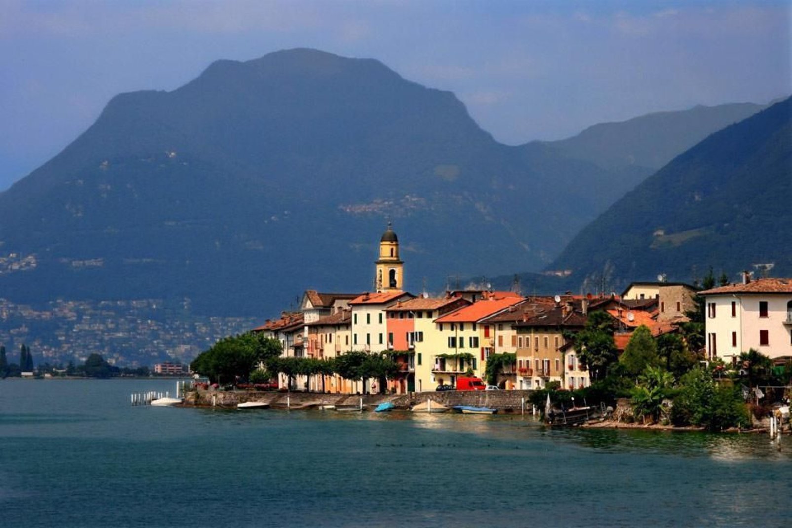 Lugano, con sus casas de colores vivos, tiene acento italiano. En este cantón, la lengua oficial es el italiano.