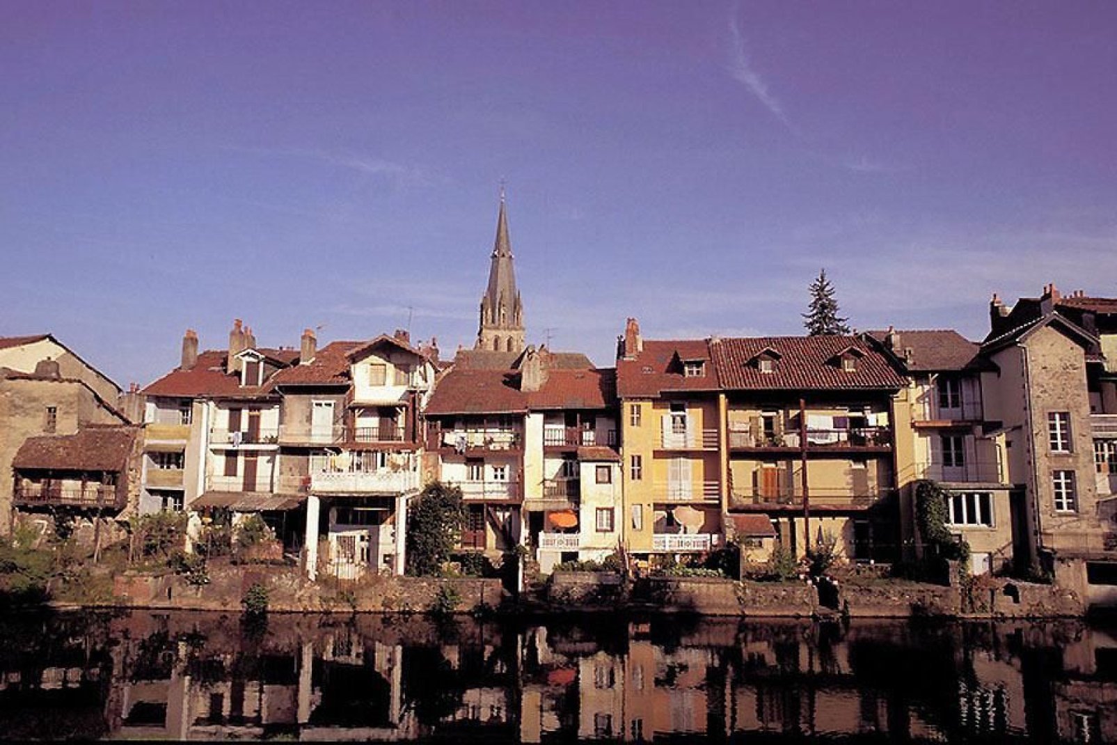 The administrative centre of the department of Cantal benefits from as much sunshine as Toulouse.