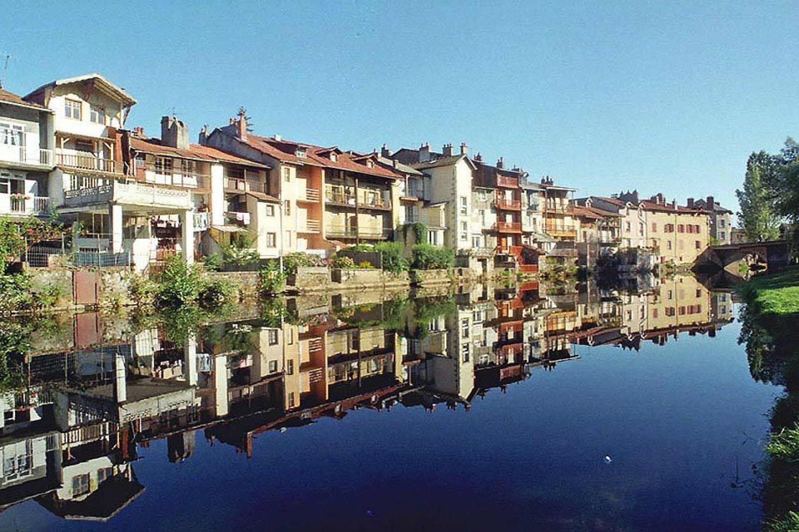 During a stay in Aurillac, you cannot help but notice the charming buildings which seem to watch over the Jordanne river.