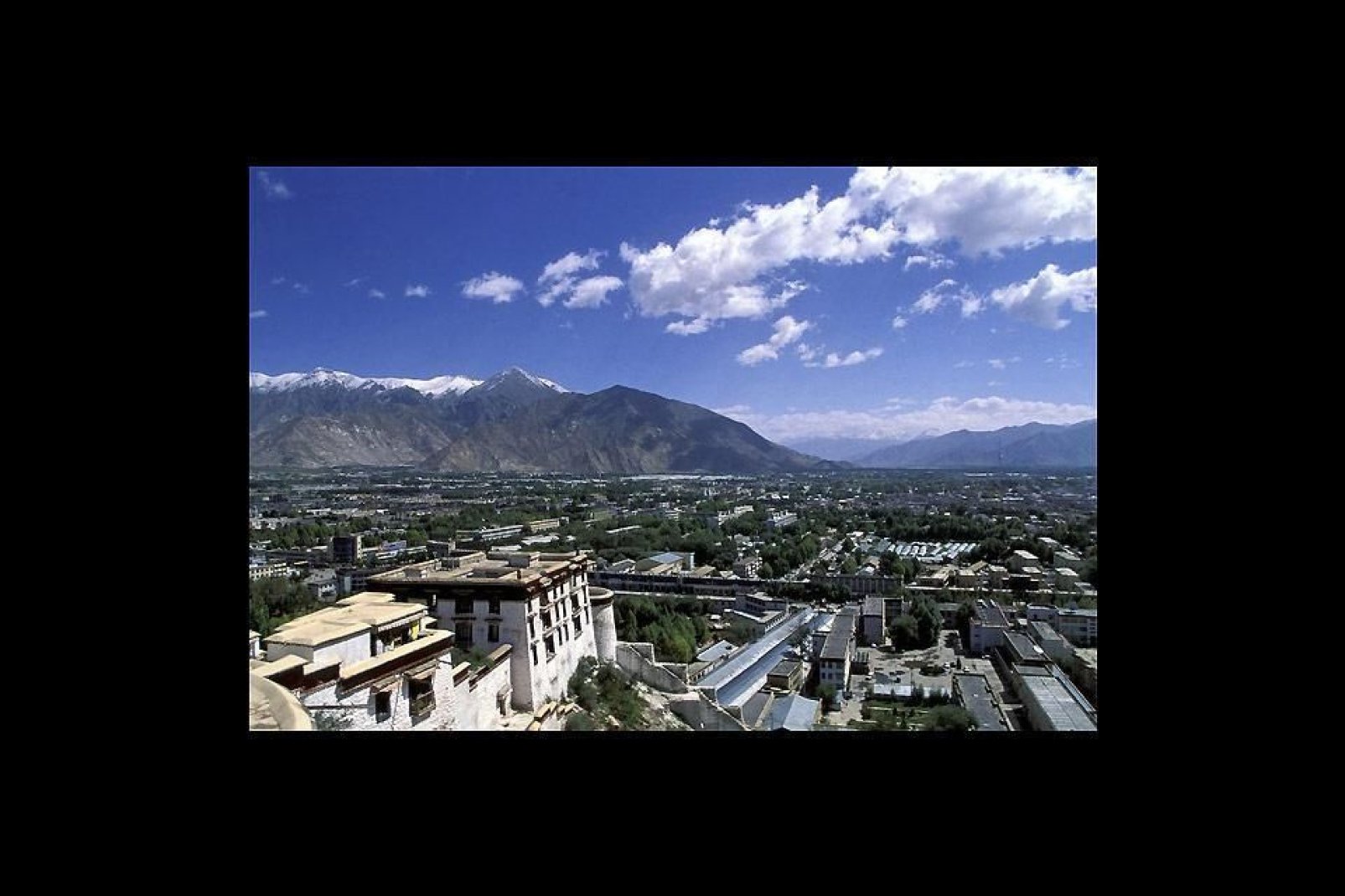 La città di Lhassa si trova nell'altopiano del Tibet, a circa 3 650 metri di altitudine.