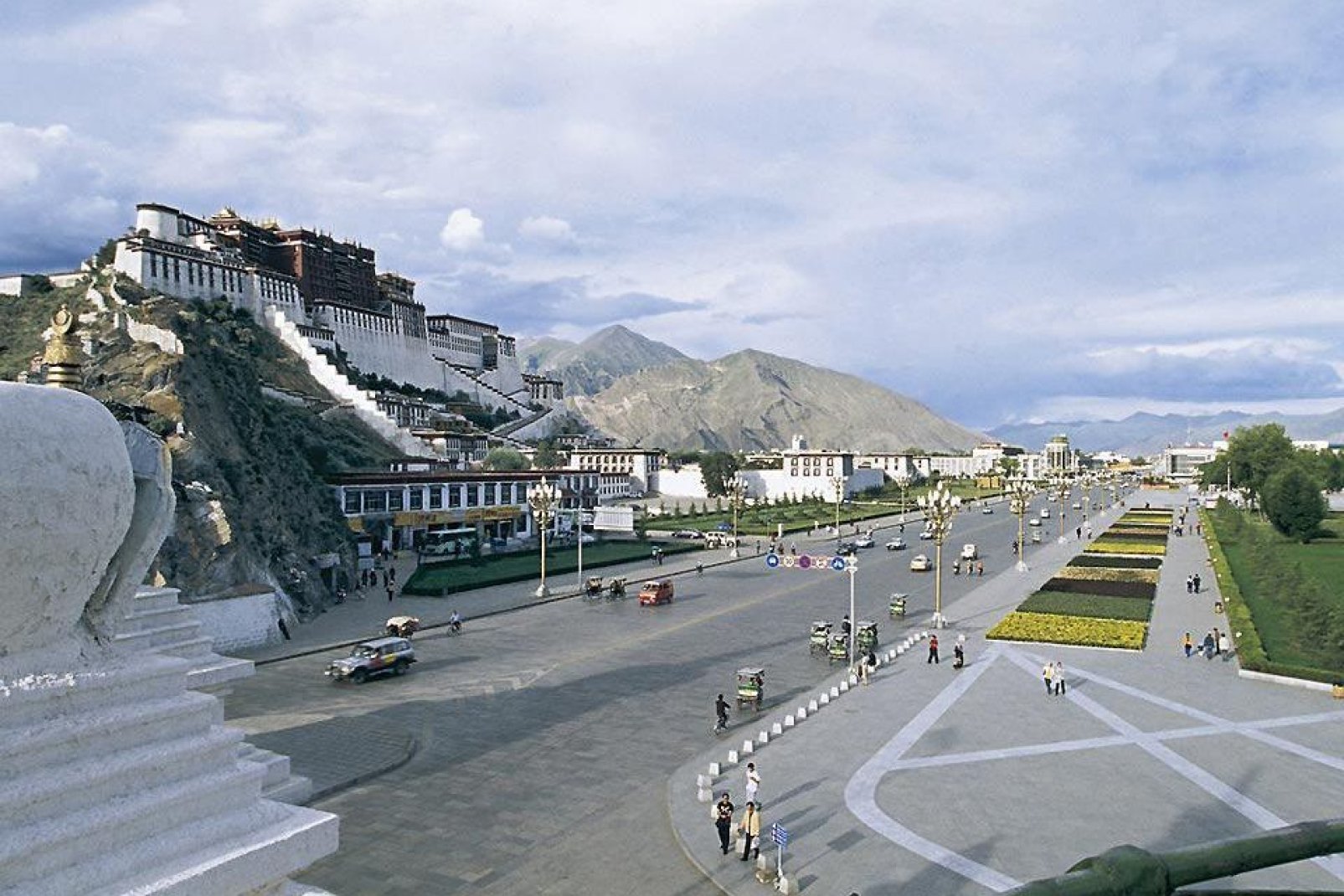 Potala Palace is a former palace-fortress, an example of a type of architecture called 'dzong', dating back to the 17th century.