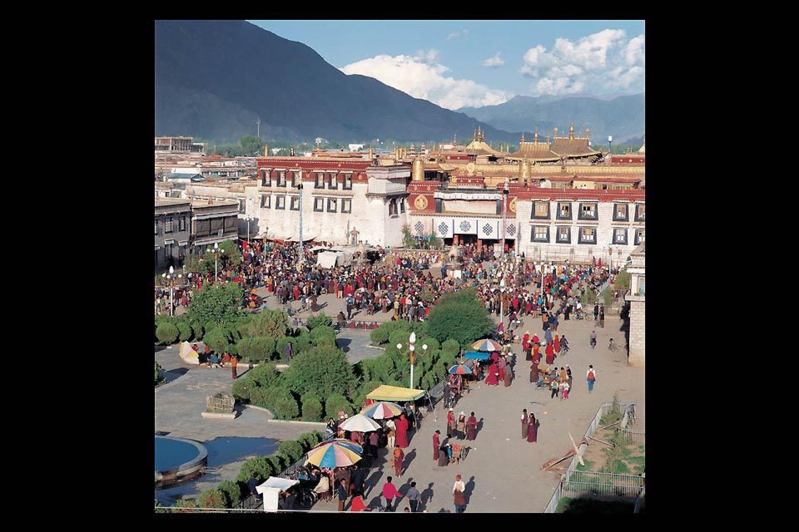 Il tempio, o monastero, di Jokhang, è il primo monastero buddista del Tibet. Fu costruito intorno al  639 dal re tibetano  Songtsen Gampo.