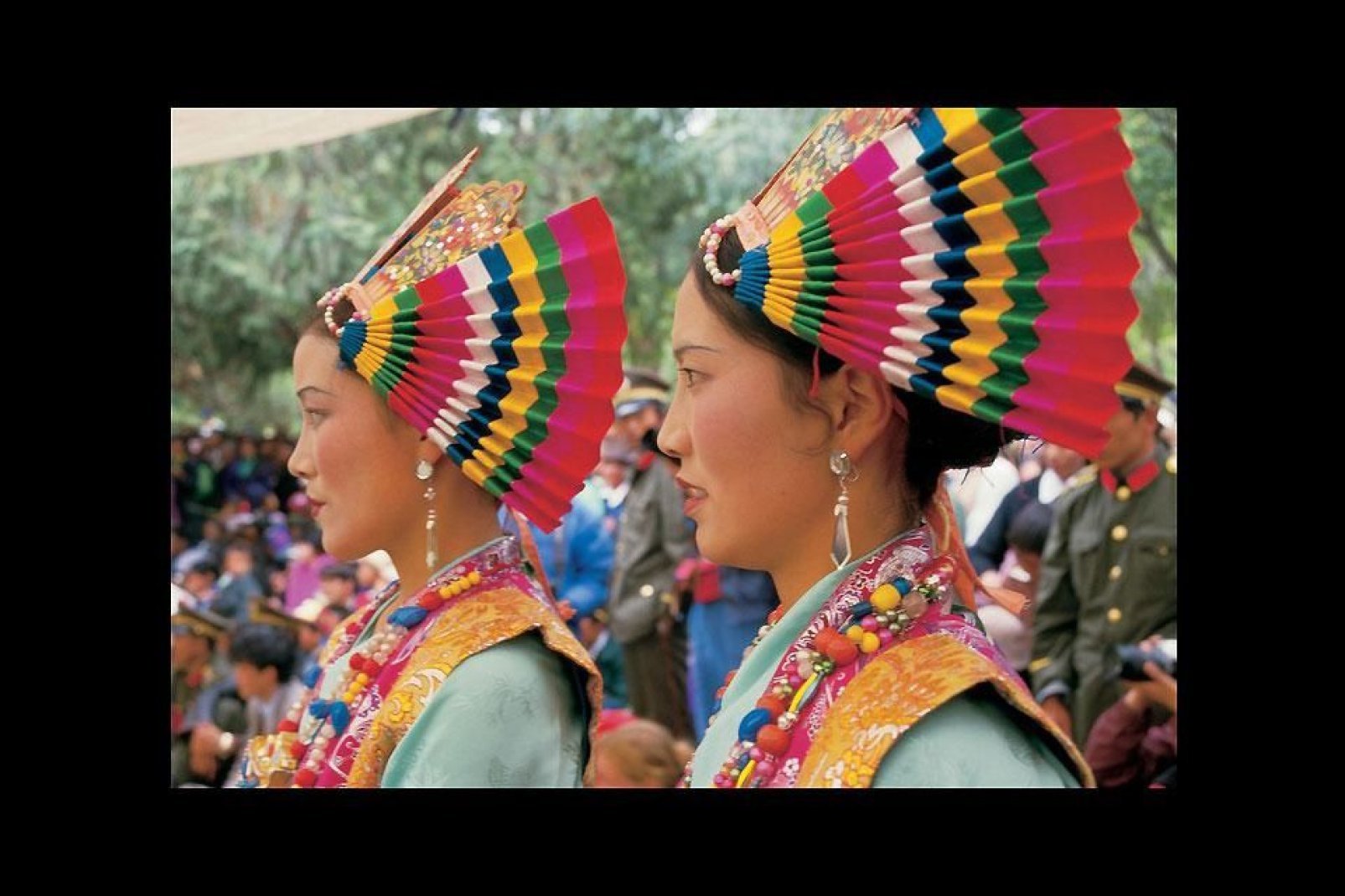 Due ragazze partecipano ad una cerimonia nella capitale tibetana.