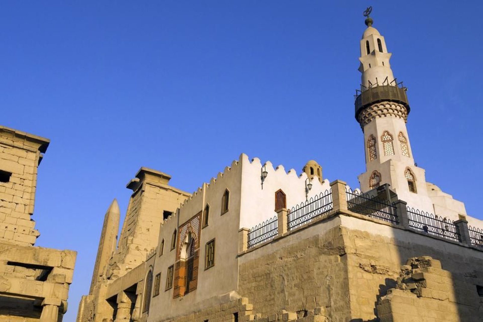 La mosquée d'Abou el-Hagag est construite à l'intérieur du temple d'Amon.