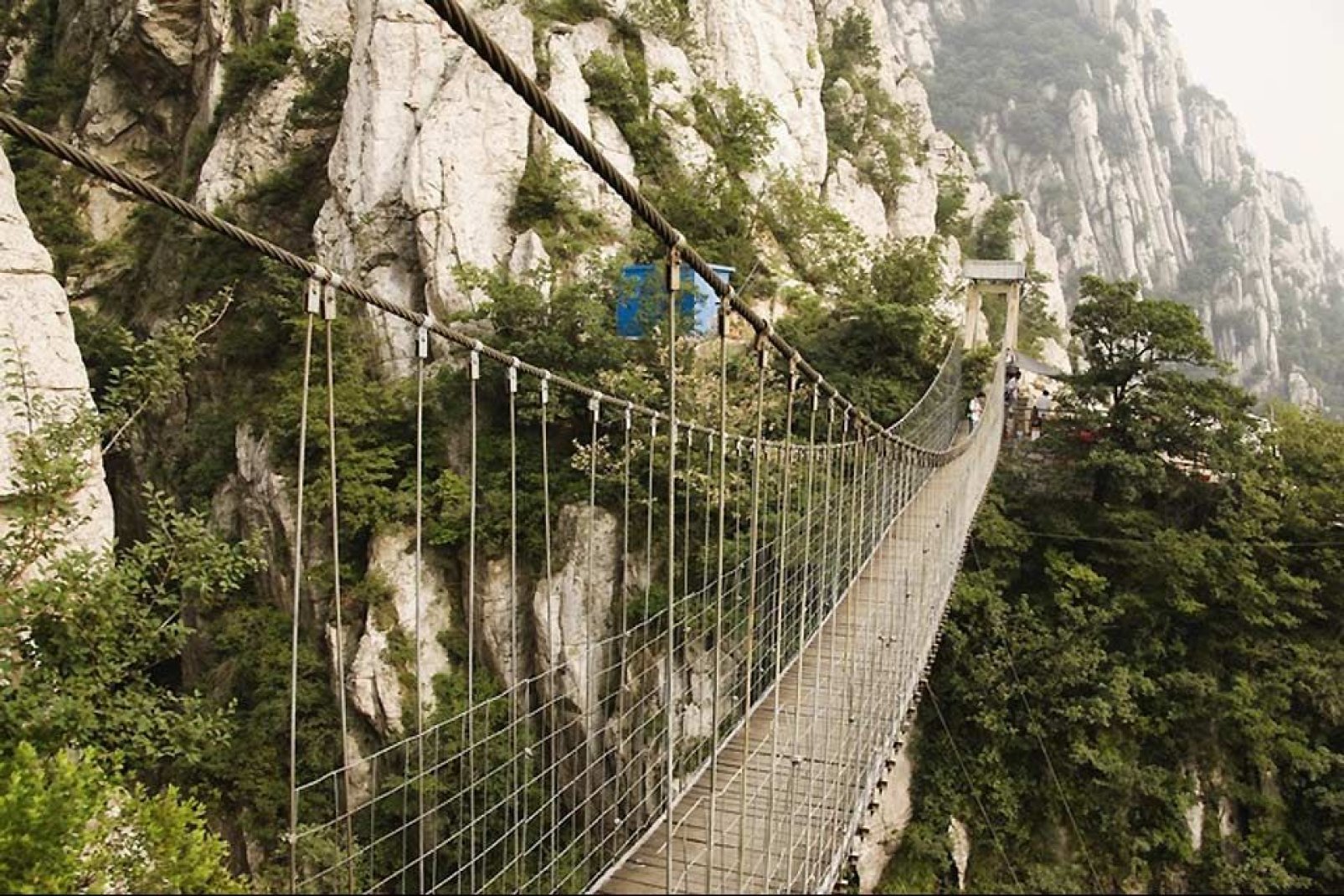 Passaggi impressionati si profilano nella montagna di Luoyang.