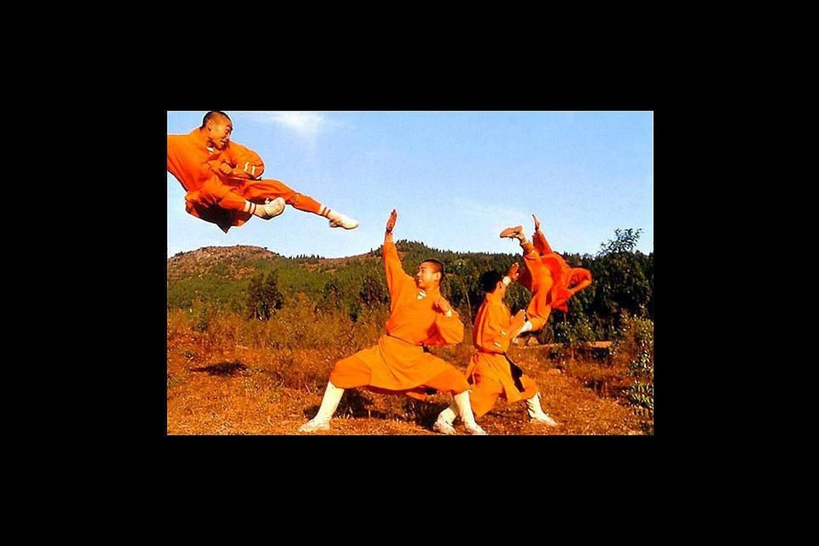 Da non perdere, la visita al monastero di Shaolin (80 km a sud-est), culla delle arti marziali cinesi e famoso in tutto il mondo.